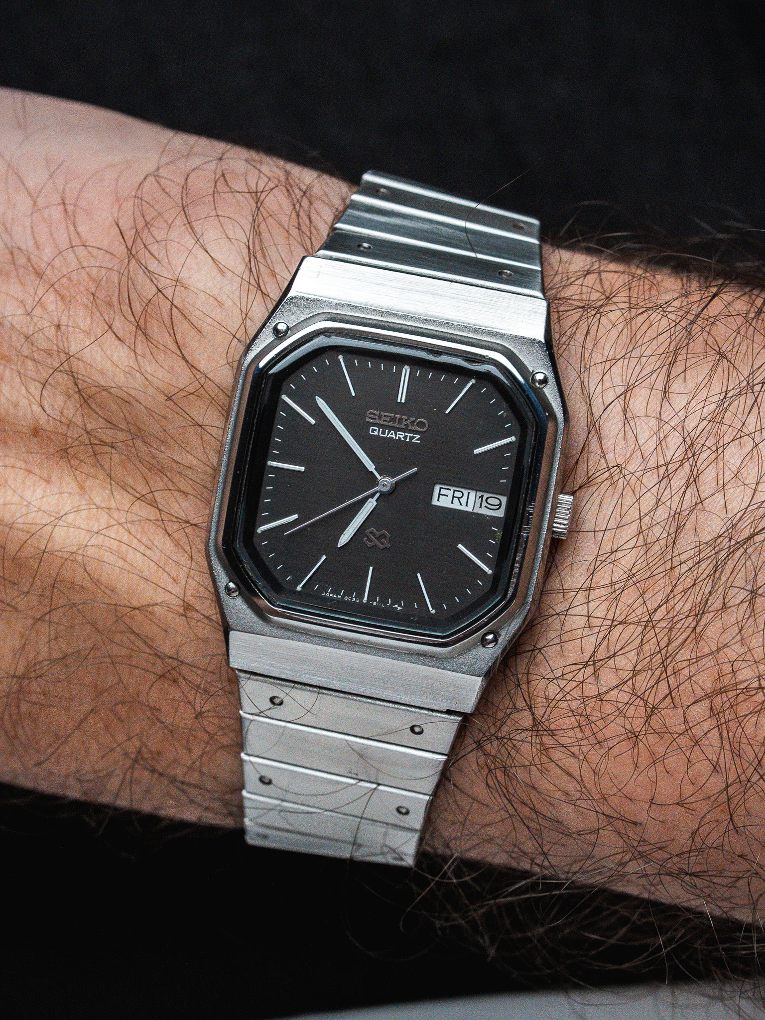 Montre Seiko SQ Vintage - Acier Date Jour Noir 8C23-509A (1985) - Atelier Victor