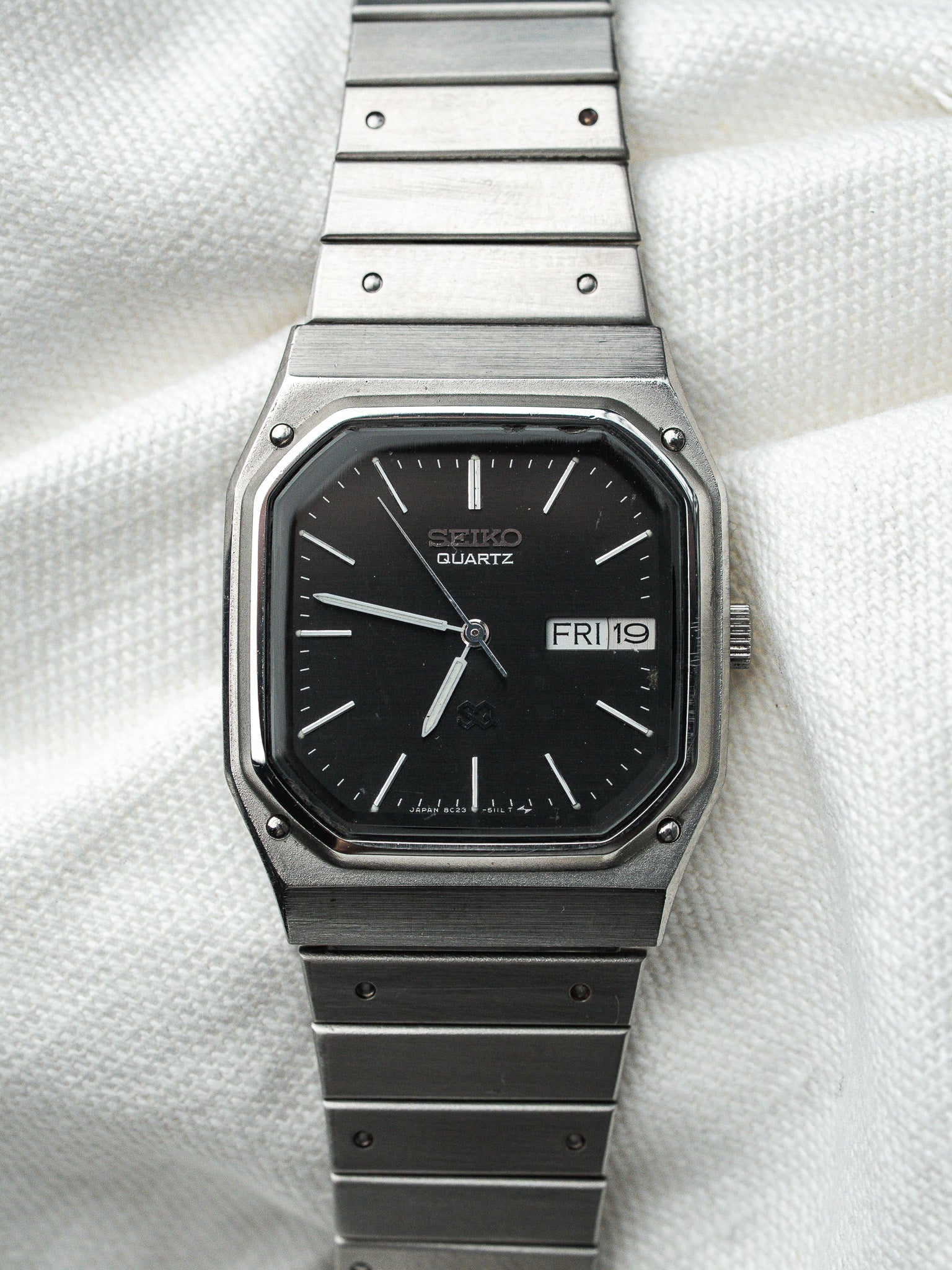Montre Seiko SQ Vintage - Acier Date Jour Noir 8C23-509A (1985) - Atelier Victor