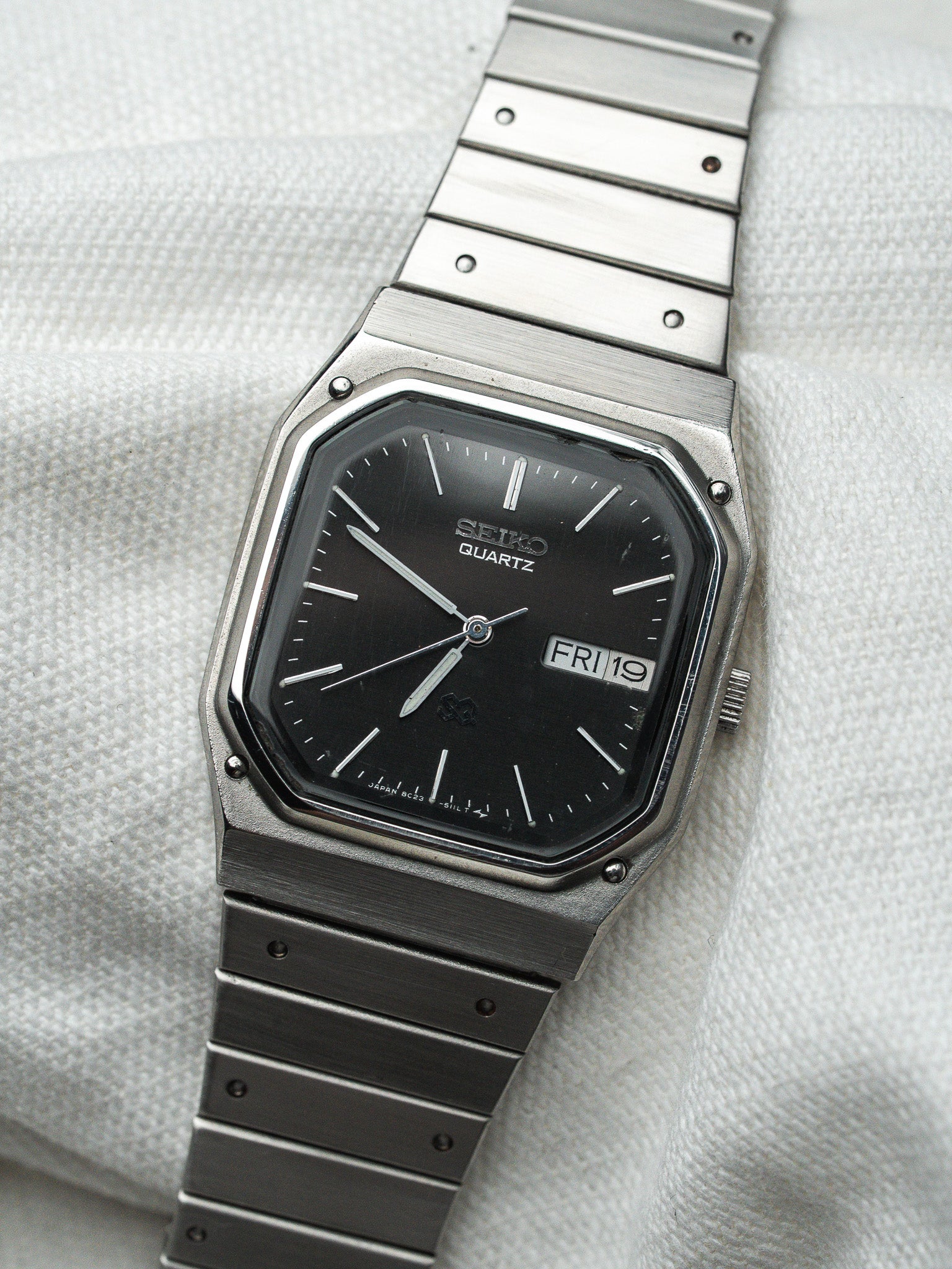 Montre Seiko SQ Vintage - Acier Date Jour Noir 8C23-509A (1985) - Atelier Victor