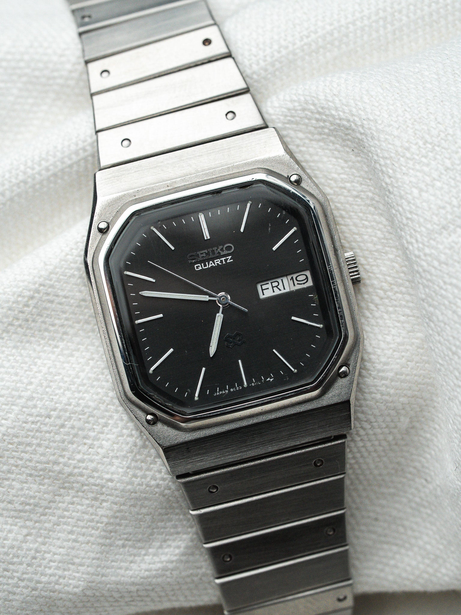 Montre Seiko SQ Vintage - Acier Date Jour Noir 8C23-509A (1985) - Atelier Victor