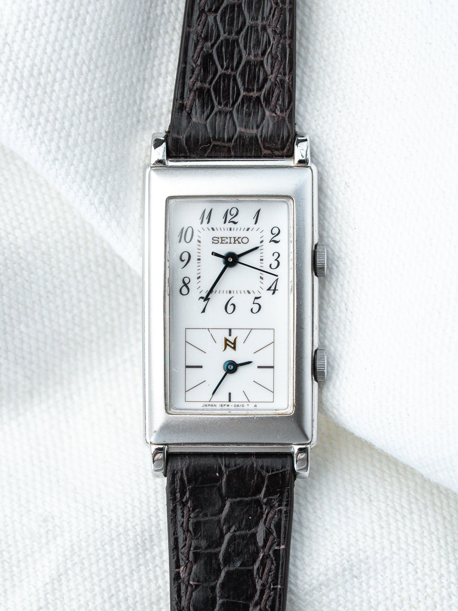 Montre Seiko Tank Allongée Double Fuseaux Vintage - Acier 20x38mm (1996) - Atelier Victor