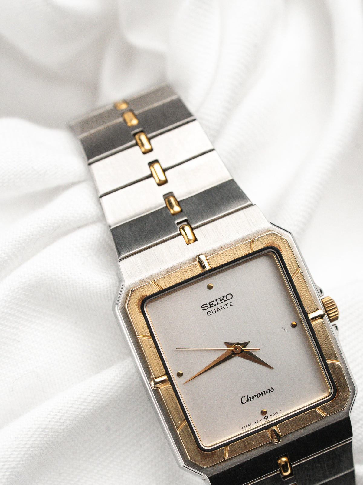 Close-up of the dial, Chronos signature - Watch Seiko Tank Chronos 9531-5010 - Atelier Victor