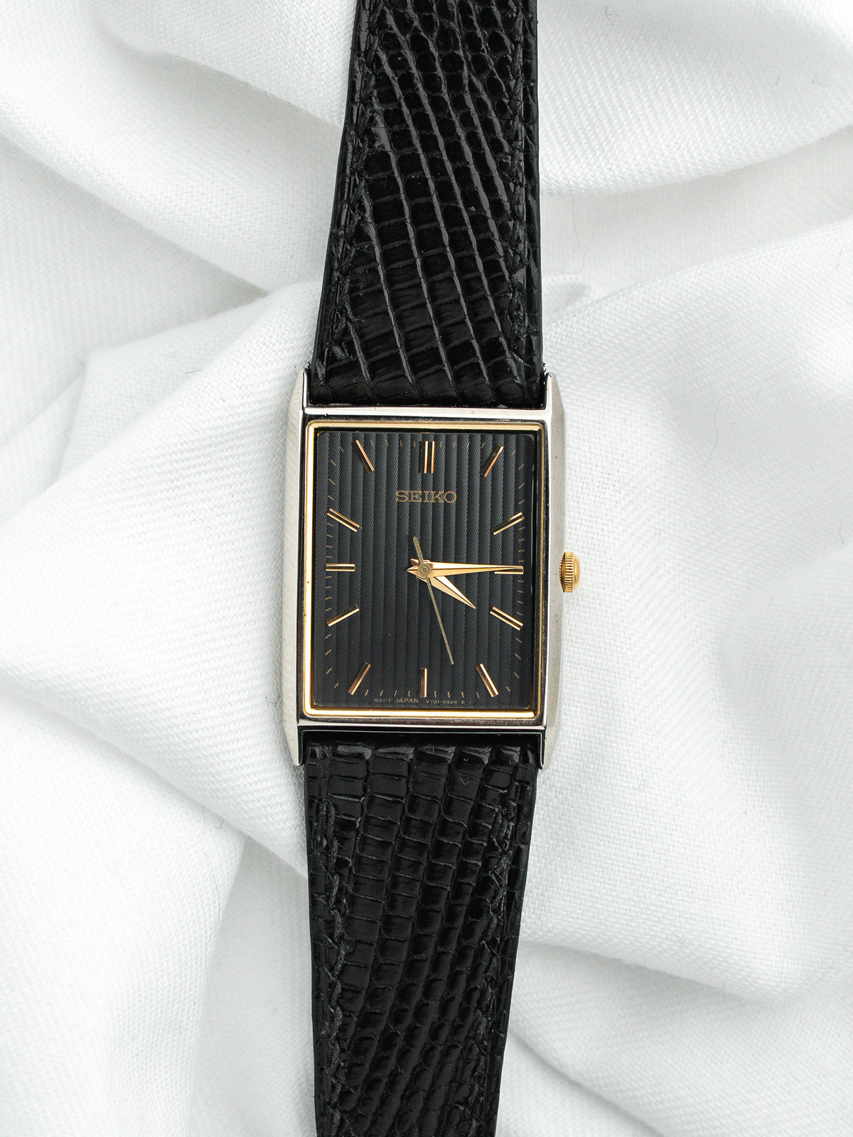 Vue de face sur bracelet cuir noir - Montre Seiko Tank Vintage V701-5E20 - Atelier Victor