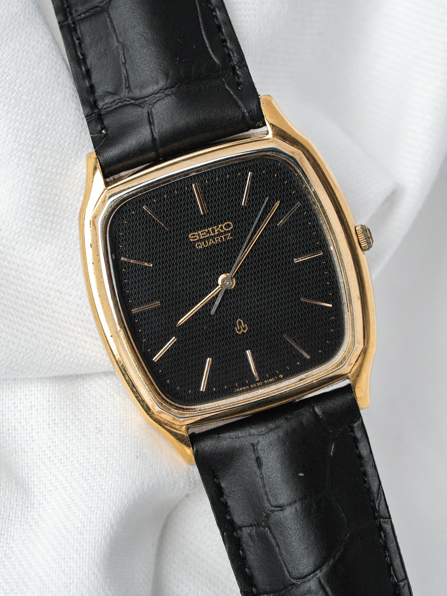 Montre Seiko Tonneau 6030-5180 — Cadran Noir Guilloché (années 1980)