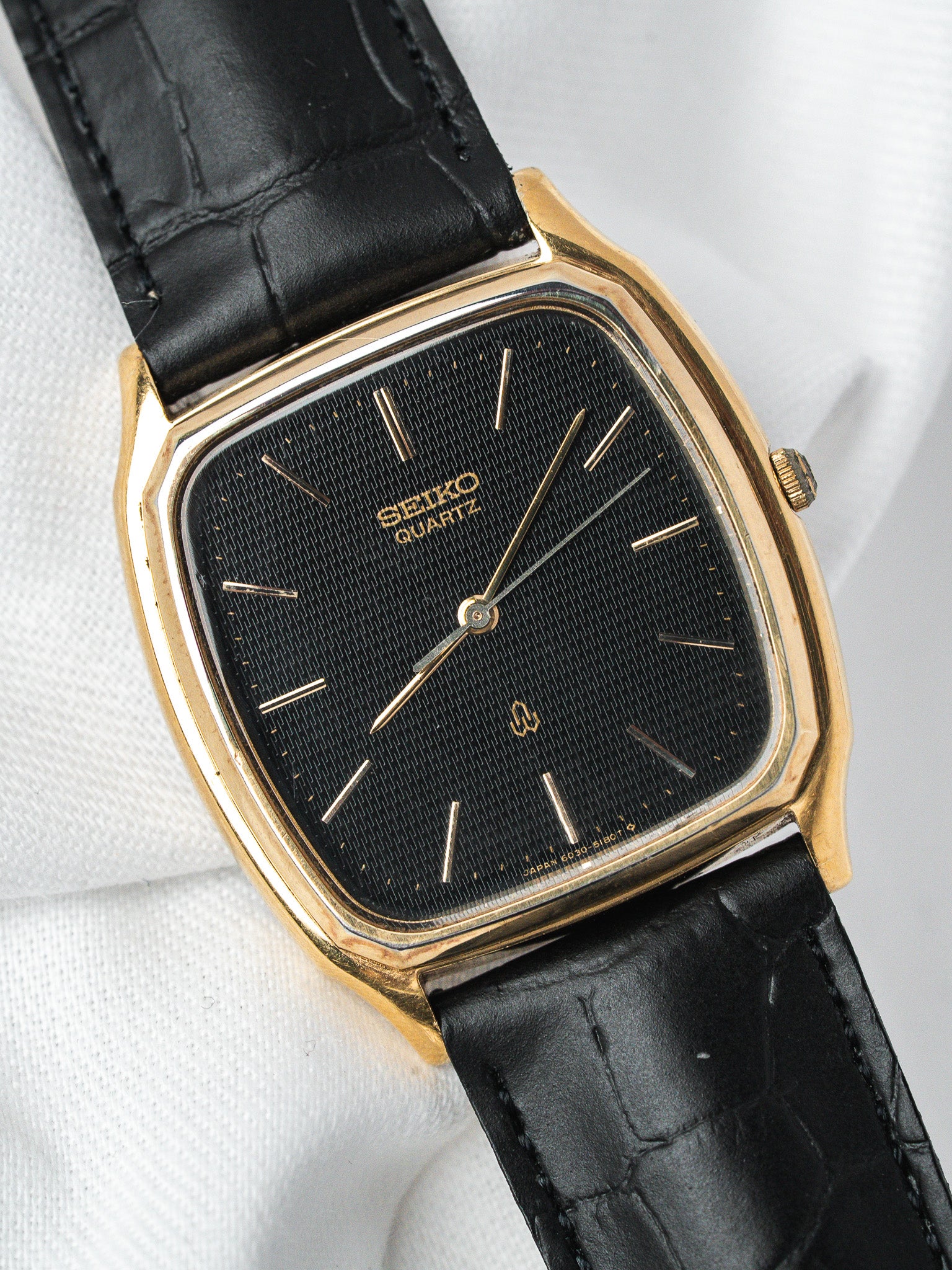 Montre Seiko Tonneau 6030-5180 — Cadran Noir Guilloché (années 1980)