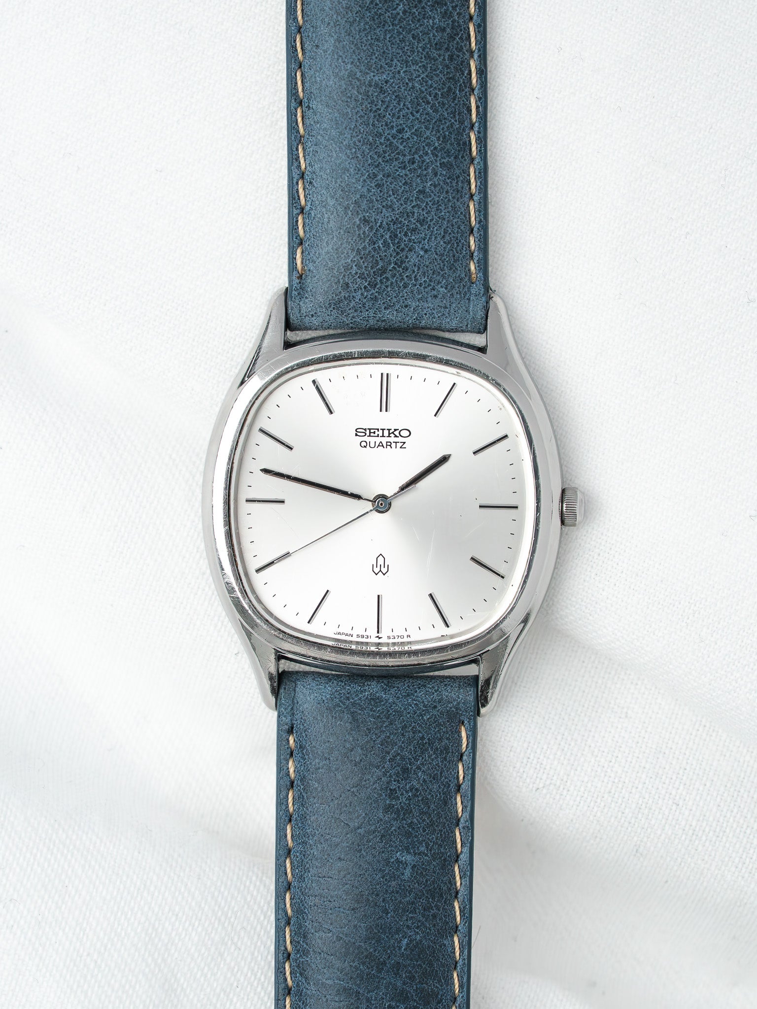 Montre Seiko Tonneau Acier — 5931-5330 Cadran Soleillé Argenté (1981)