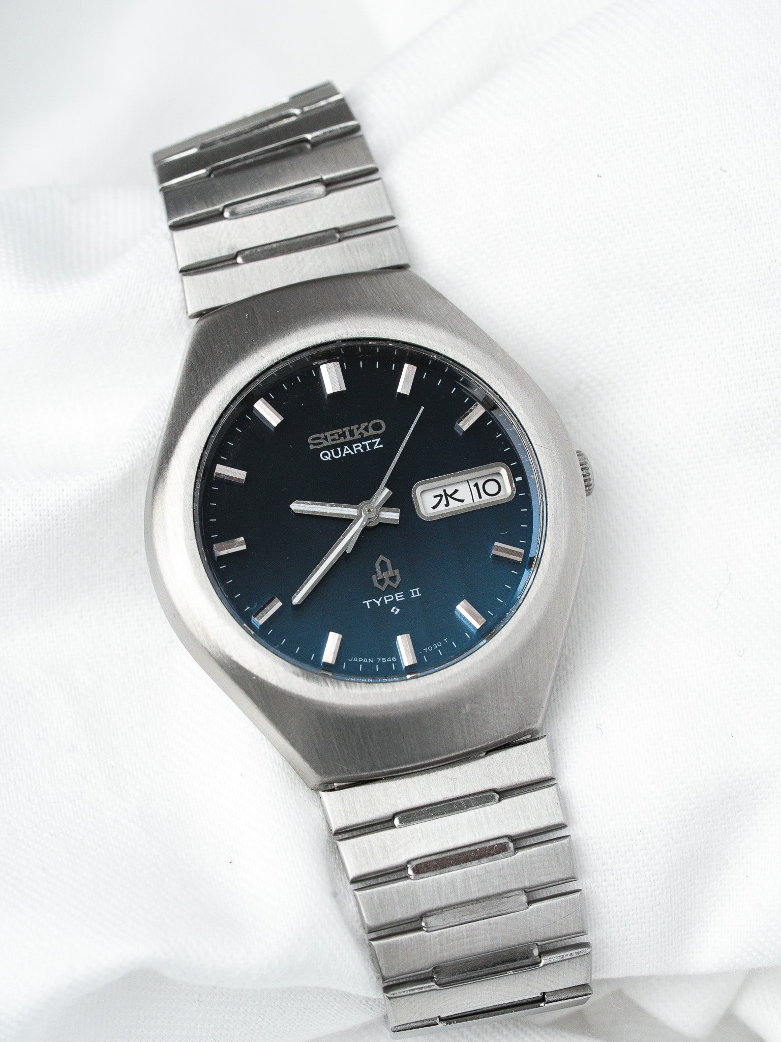 Seiko Quartz Type II vintage watch with blue gradient dial and steel bracelet