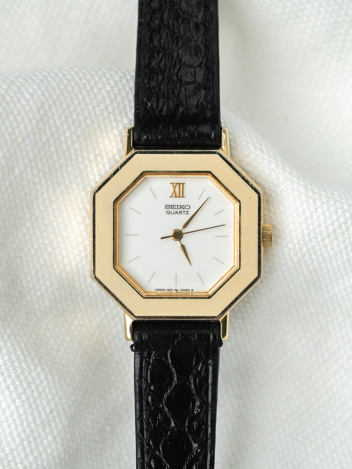 Vista frontal sobre lino blanco - Vintage Seiko 1221-5300 Watch - Atelier Victor