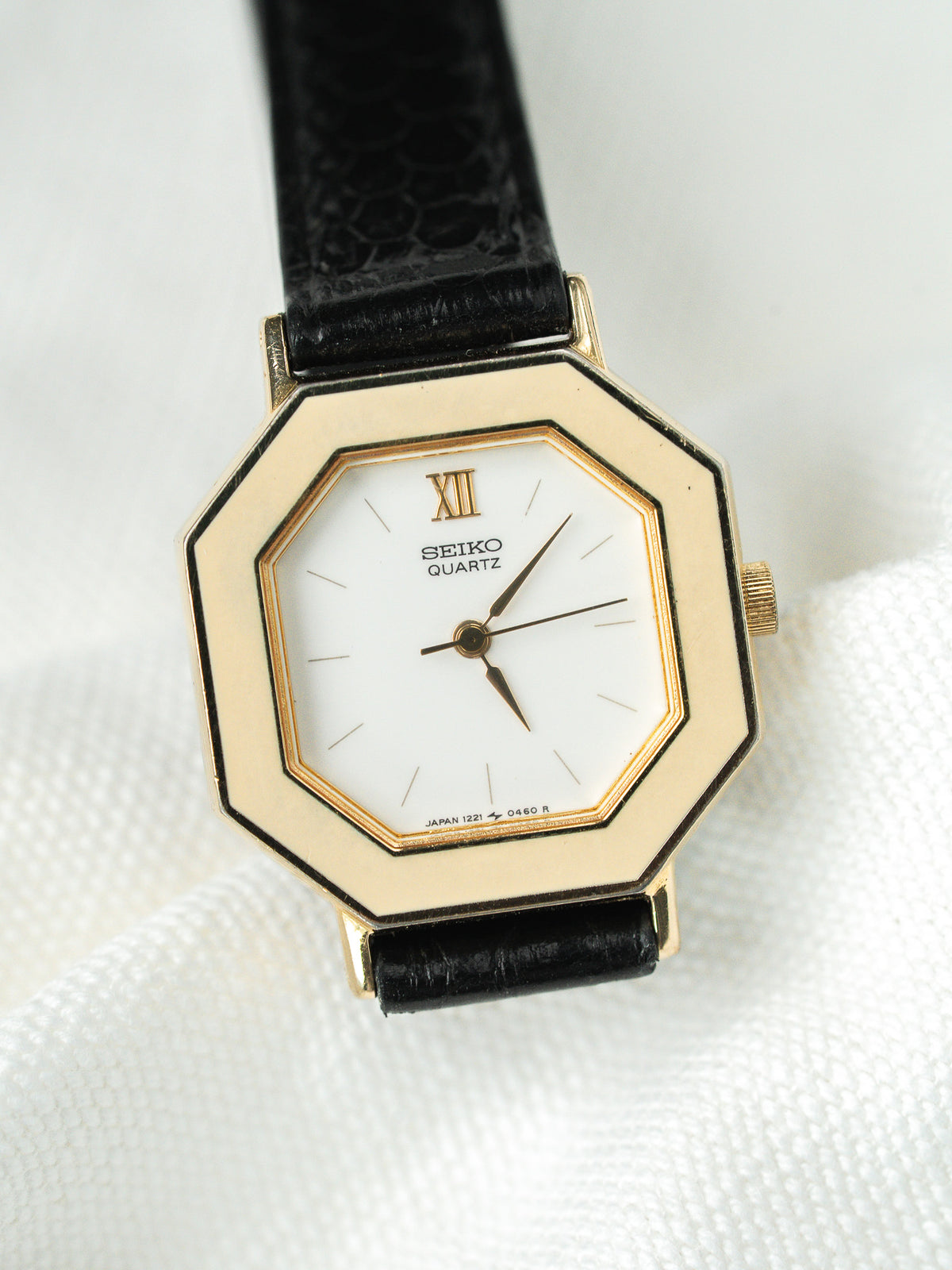 Vista de tres cuartos - Vintage Seiko 1221-5300 Watch - Atelier Victor
