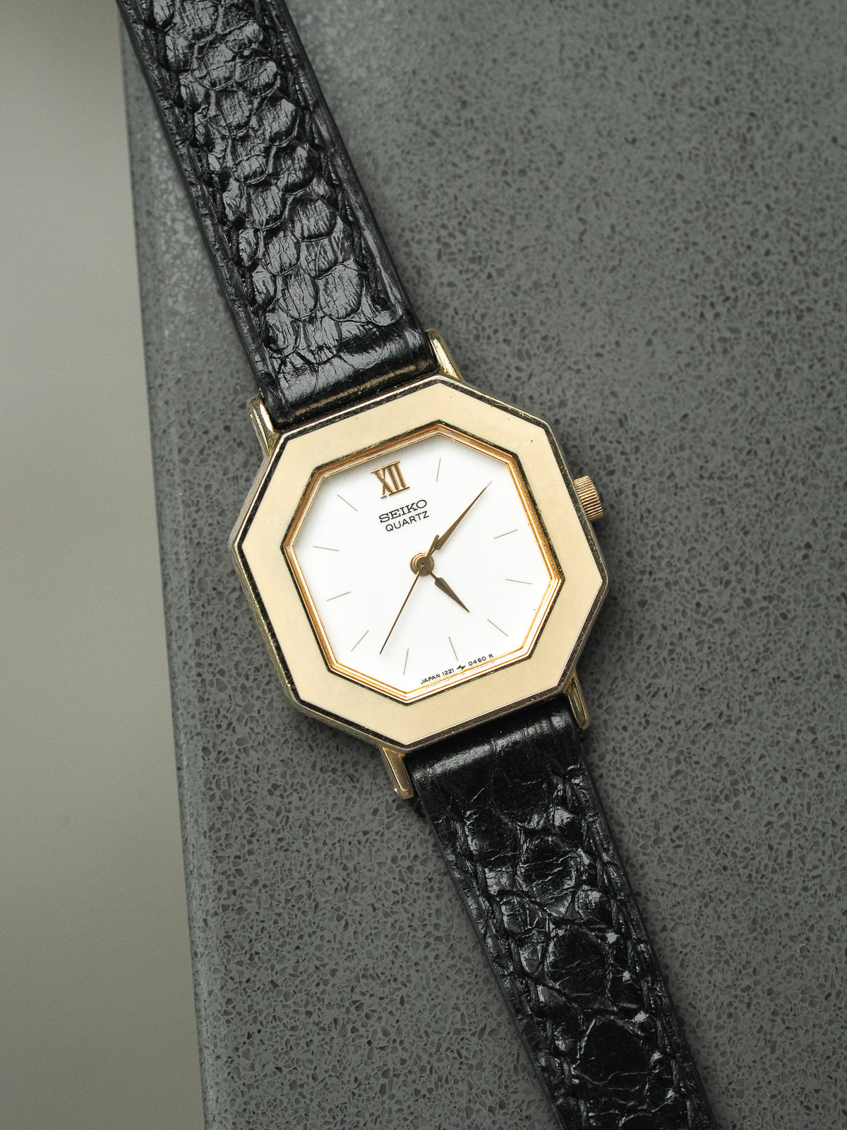 Colocada sobre piedra, bisel lacado marfil - Vintage Seiko 1221-5300 Watch - Atelier Victor