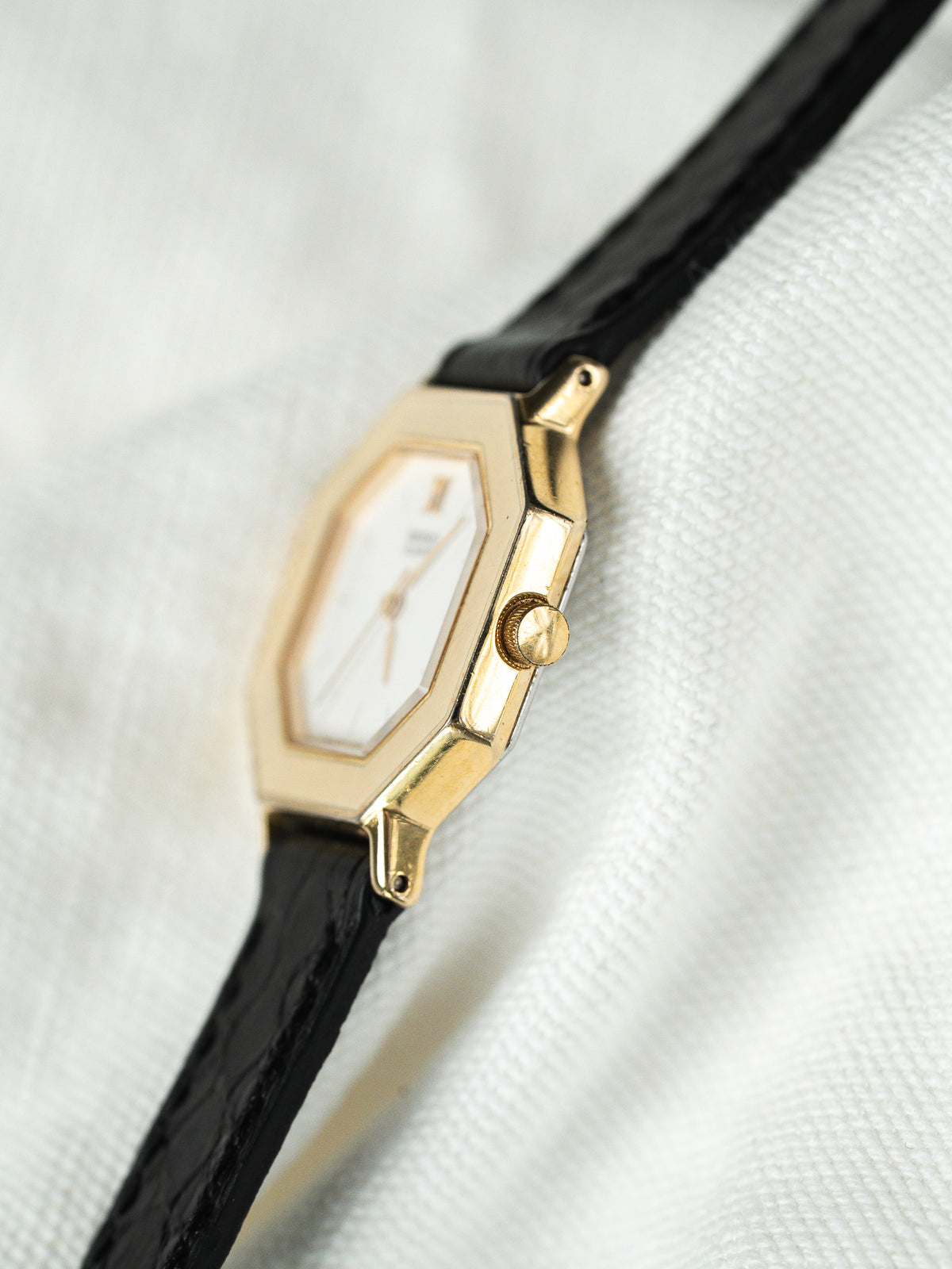 Perfil del lado de la corona dorada - Vintage Seiko 1221-5300 Watch - Atelier Victor