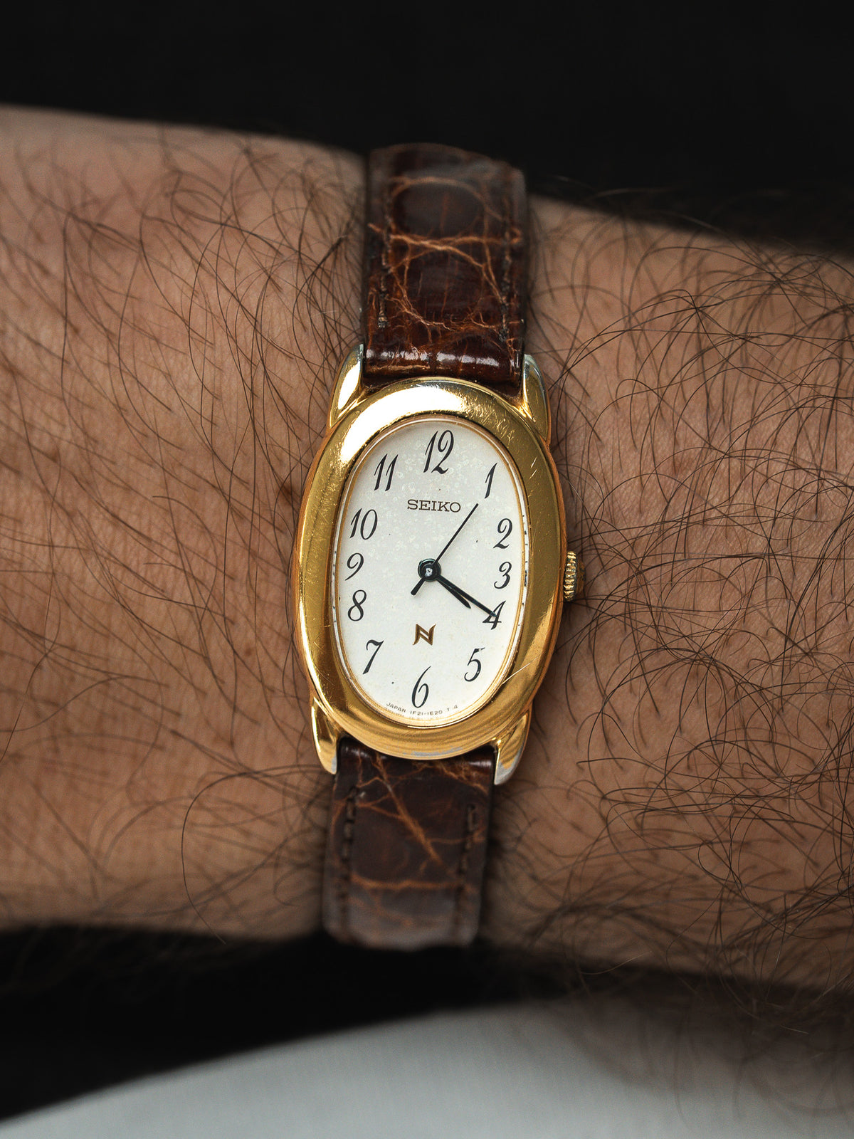 Llevada en la muñeca - Reloj Seiko 1F21-0BP0 Vintage Mujer - Atelier Victor