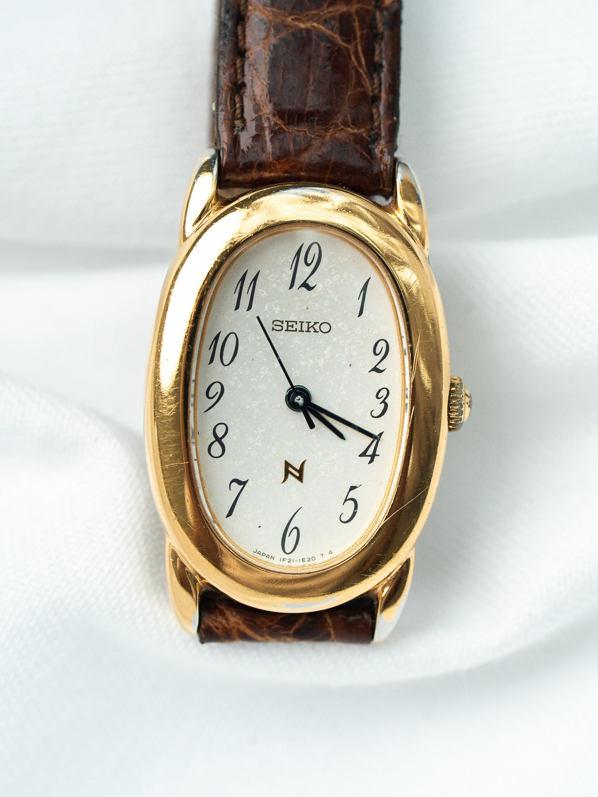 Vista frontal, cifras arábigas - Reloj Seiko 1F21-0BP0 Vintage Mujer - Atelier Victor