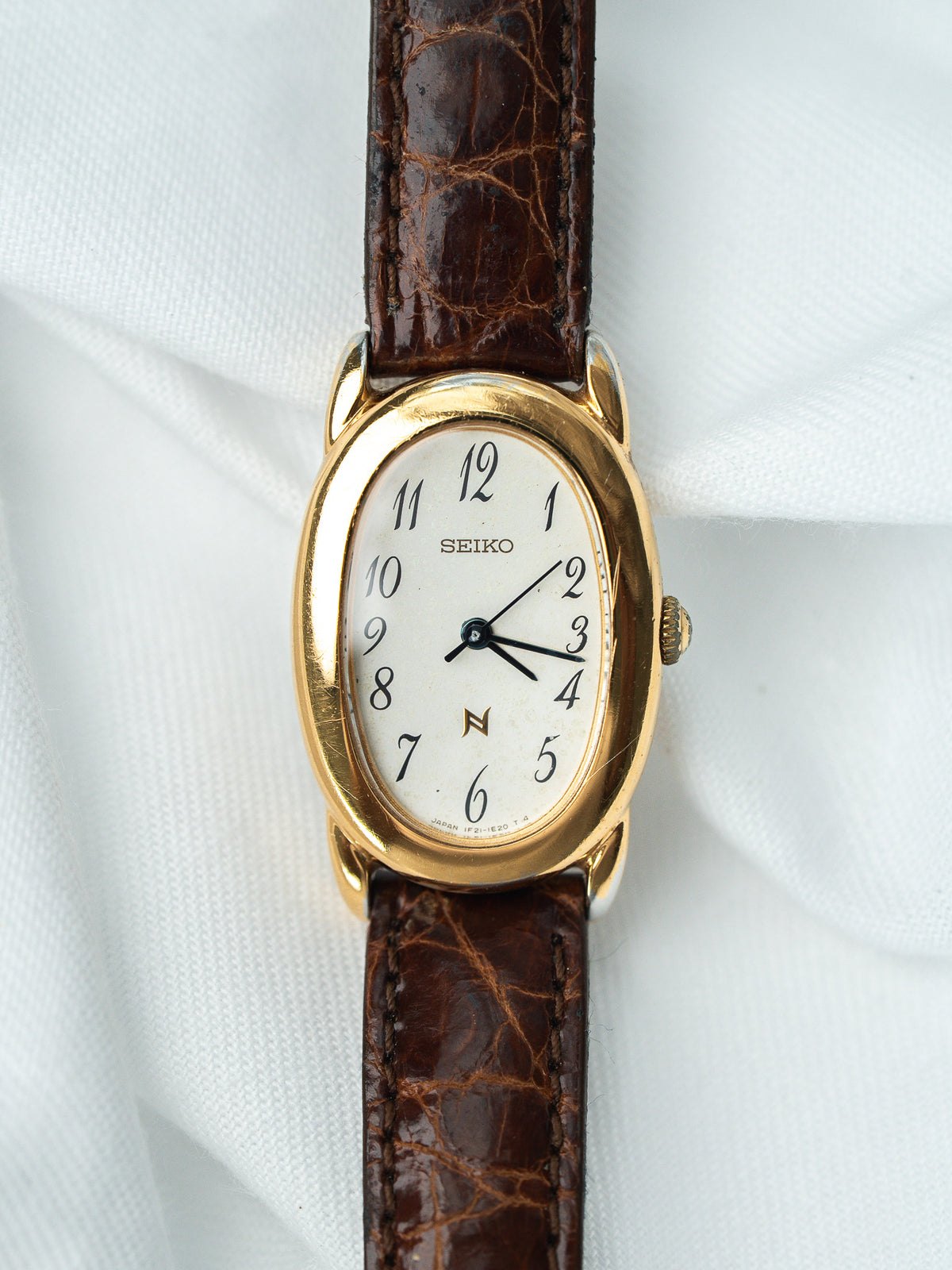Vista frontal sobre lino blanco - Reloj Seiko 1F21-0BP0 Vintage Mujer - Atelier Victor
