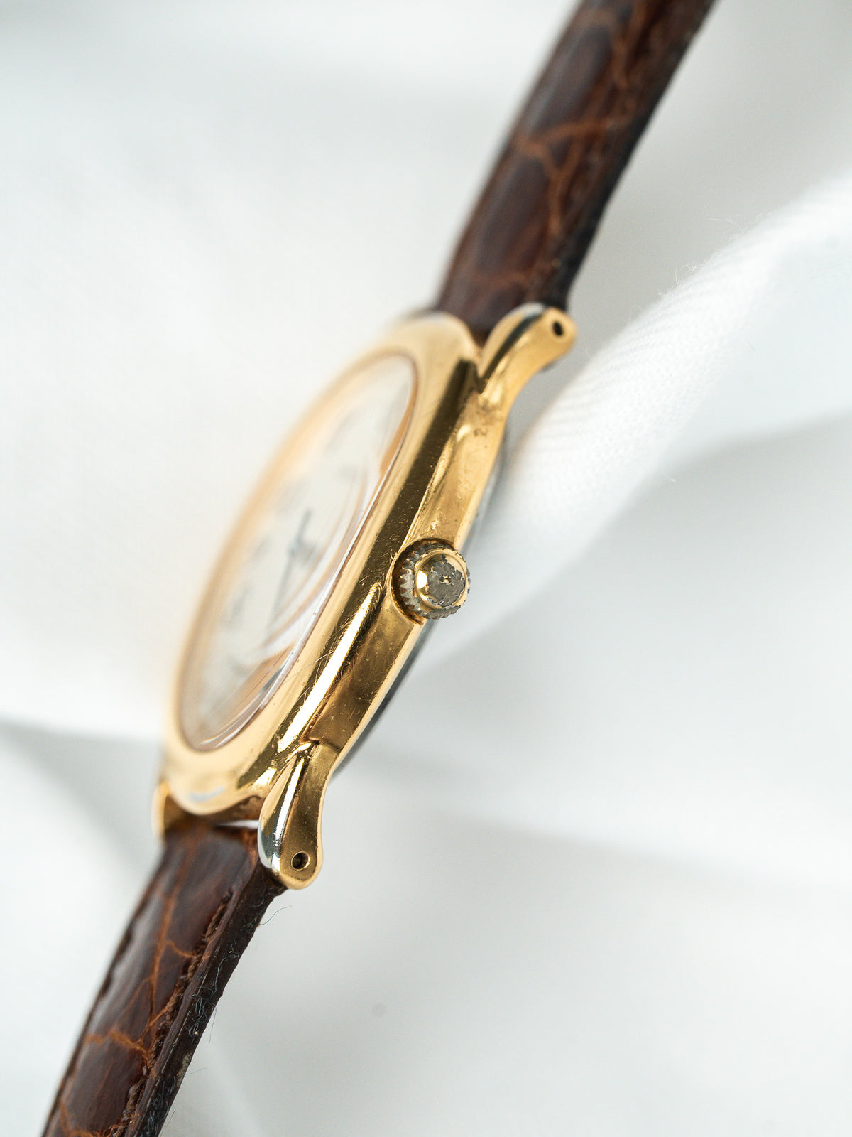 Perfil del lado de la corona acanalada - Reloj Seiko 1F21-0BP0 Vintage Mujer - Atelier Victor