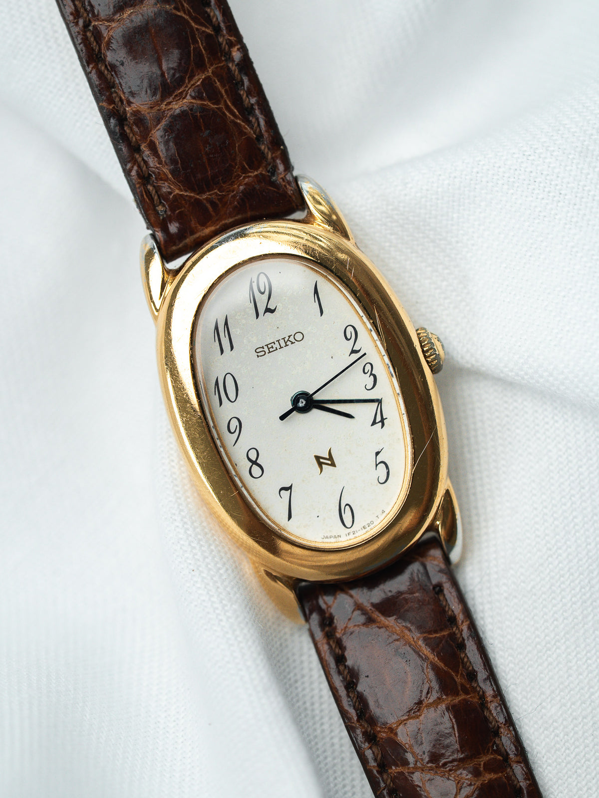 Vista inclinada de la caja ovalada chapada en oro - Reloj Seiko 1F21-0BP0 Vintage Mujer - Atelier Victor