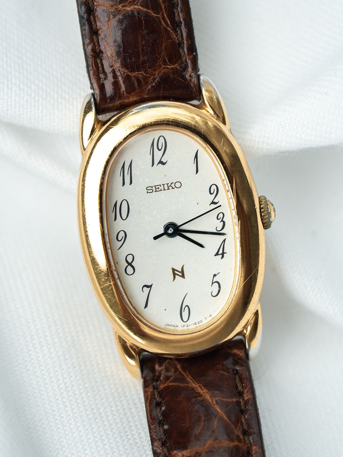 Esfera blanca y agujas azuladas - Reloj Seiko 1F21-0BP0 Vintage Mujer - Atelier Victor