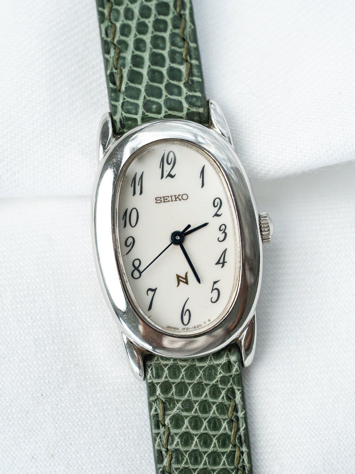 Vista de conjunto en ángulo - Reloj Seiko 1F21-5B70 acero - Atelier Victor