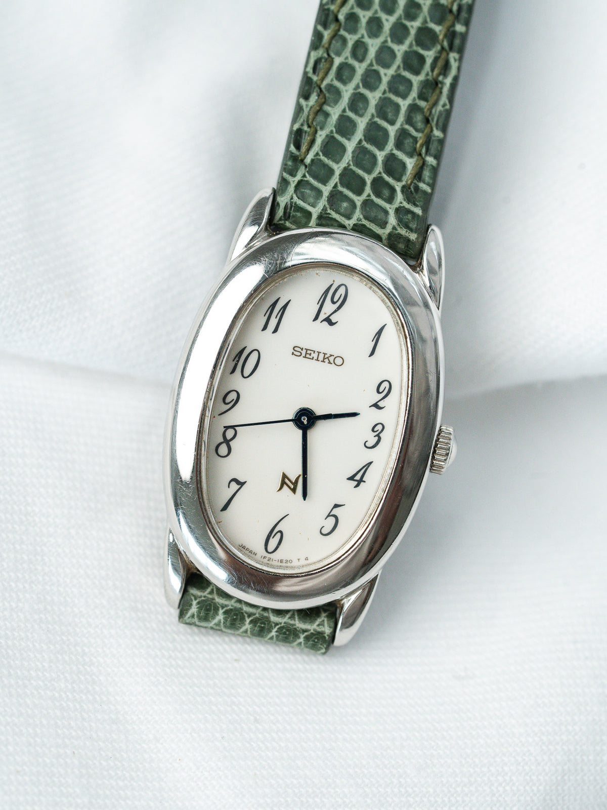 Caja ovalada de acero en ligero ángulo - Reloj Seiko 1F21-5B70 acero - Atelier Victor