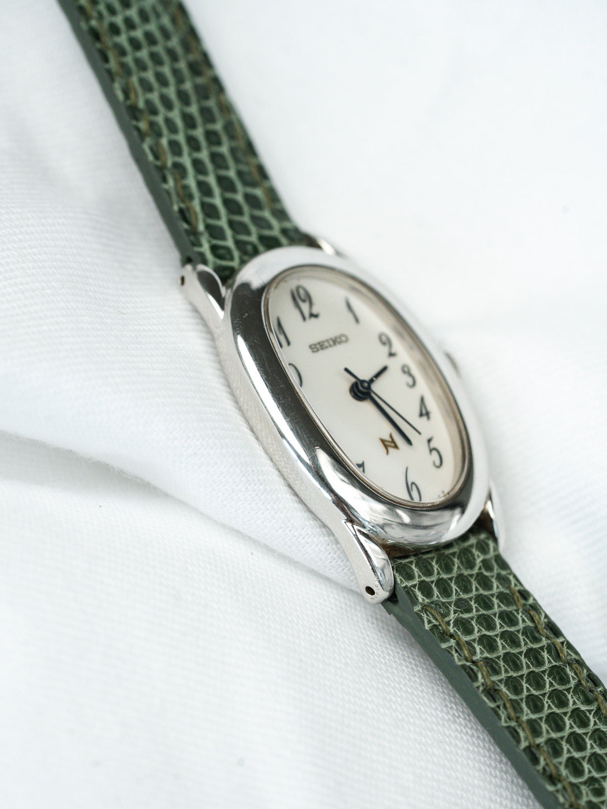 Laterales curvados de la caja, vista inclinada - Reloj Seiko 1F21-5B70 acero - Atelier Victor