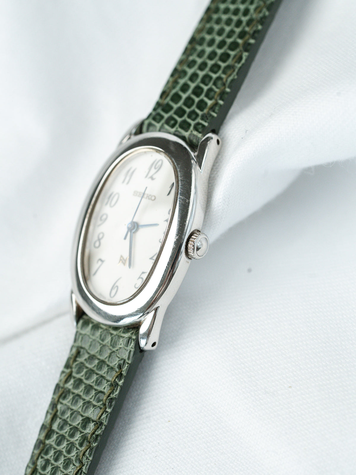 Perfil del lado de la corona estriada - Reloj Seiko 1F21-5B70 acero - Atelier Victor