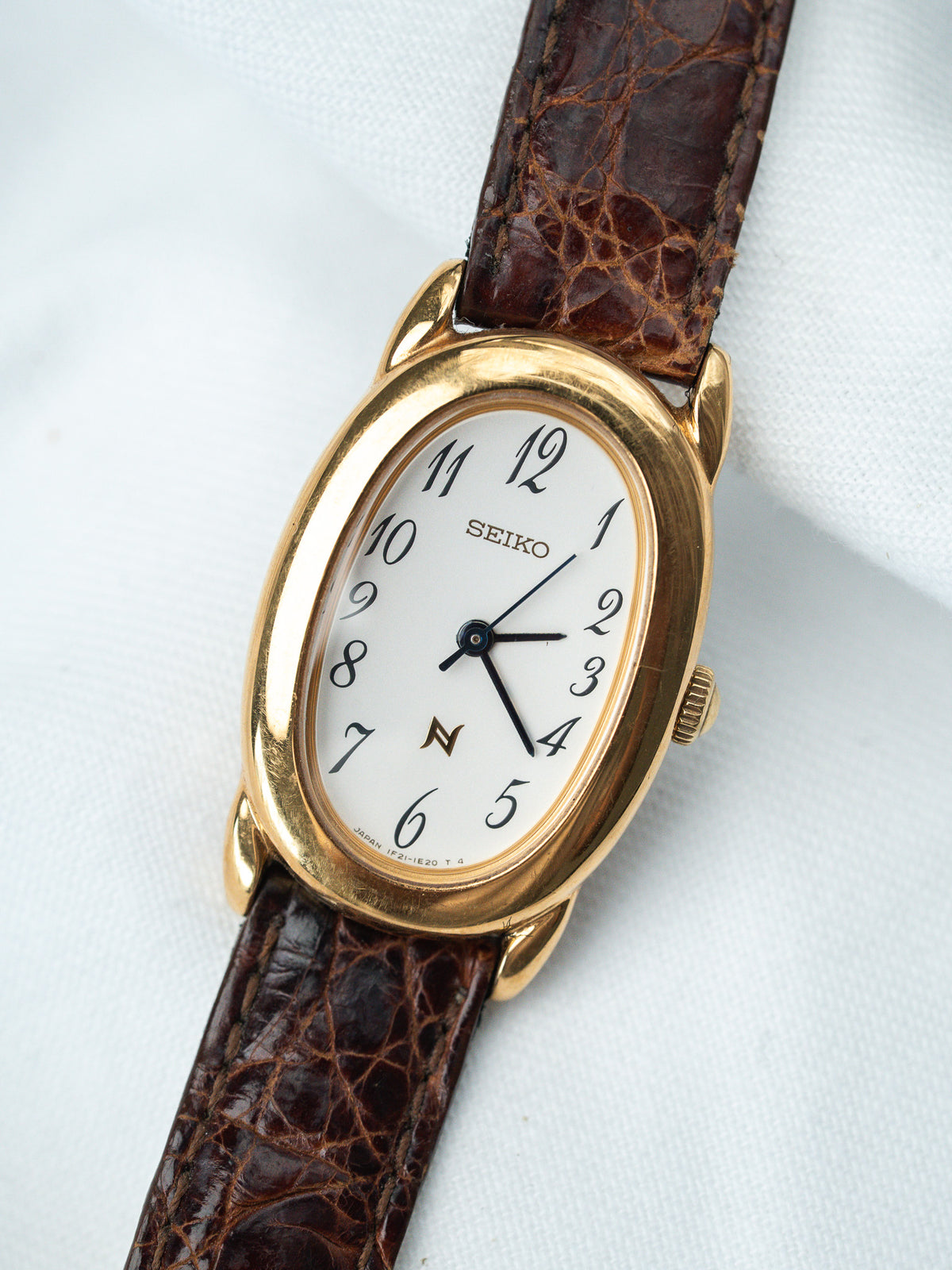 Gesamtansicht in schrägem Winkel - Watch Seiko 1F21-5B70 - Atelier Victor