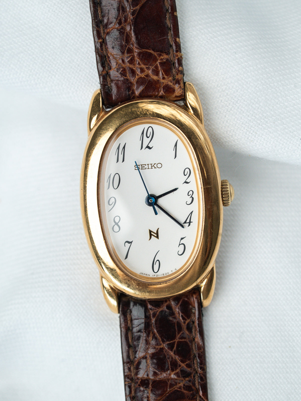 Weißes Zifferblatt mit arabischen Ziffern - Watch Seiko 1F21-5B70 - Atelier Victor