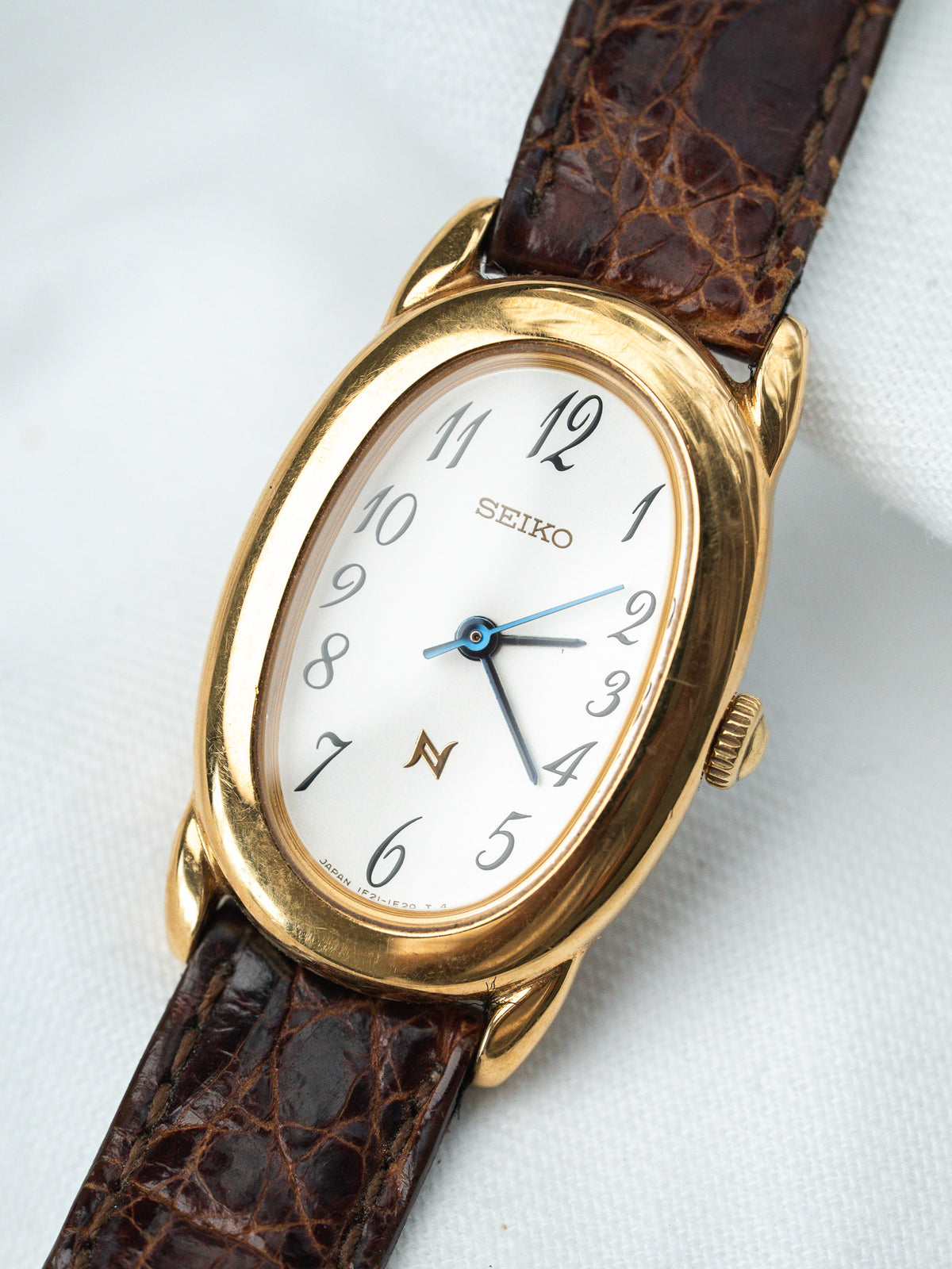 Nahaufnahme des Zifferblatts, blaue Zeiger - Watch Seiko 1F21-5B70 - Atelier Victor