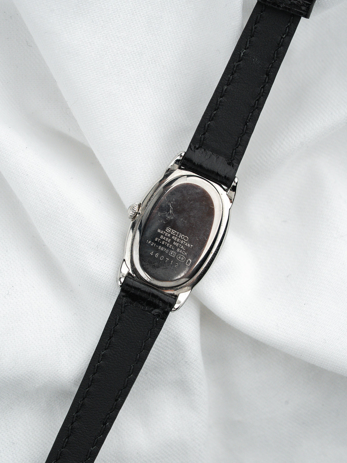 Dos de montre Seiko vintage en acier avec bracelet en cuir noir