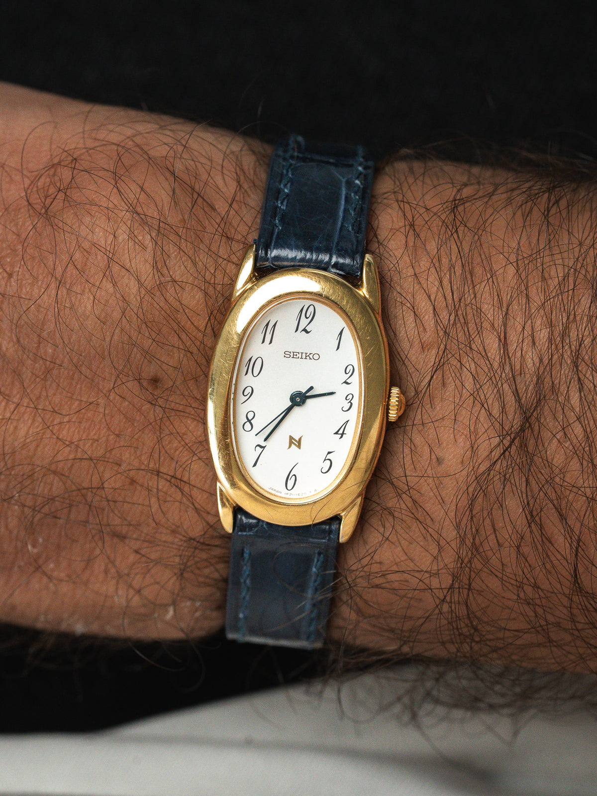 Llevada en la muñeca - Reloj Seiko 1F21-5B70 chapado en oro - Atelier Victor