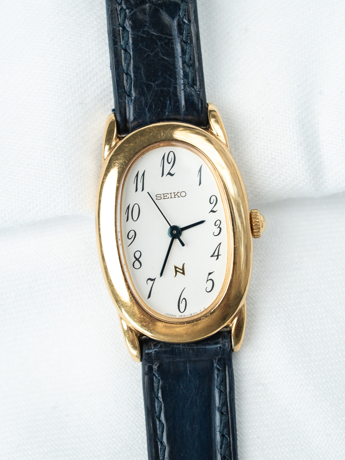 Vista de conjunto en ángulo - Reloj Seiko 1F21-5B70 chapado en oro - Atelier Victor