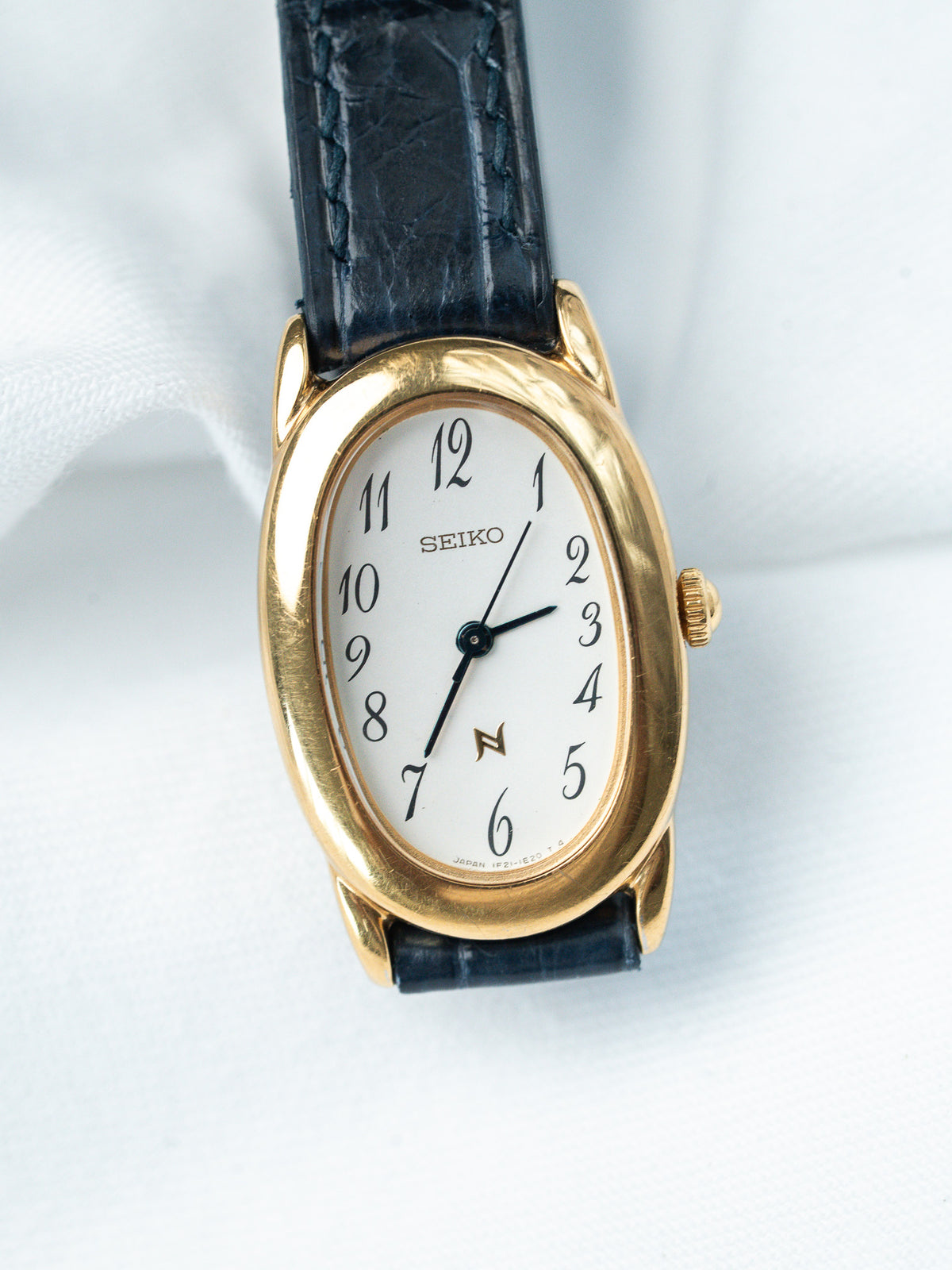 Caja ovalada chapada en oro en ligero ángulo - Reloj Seiko 1F21-5B70 chapado en oro - Atelier Victor