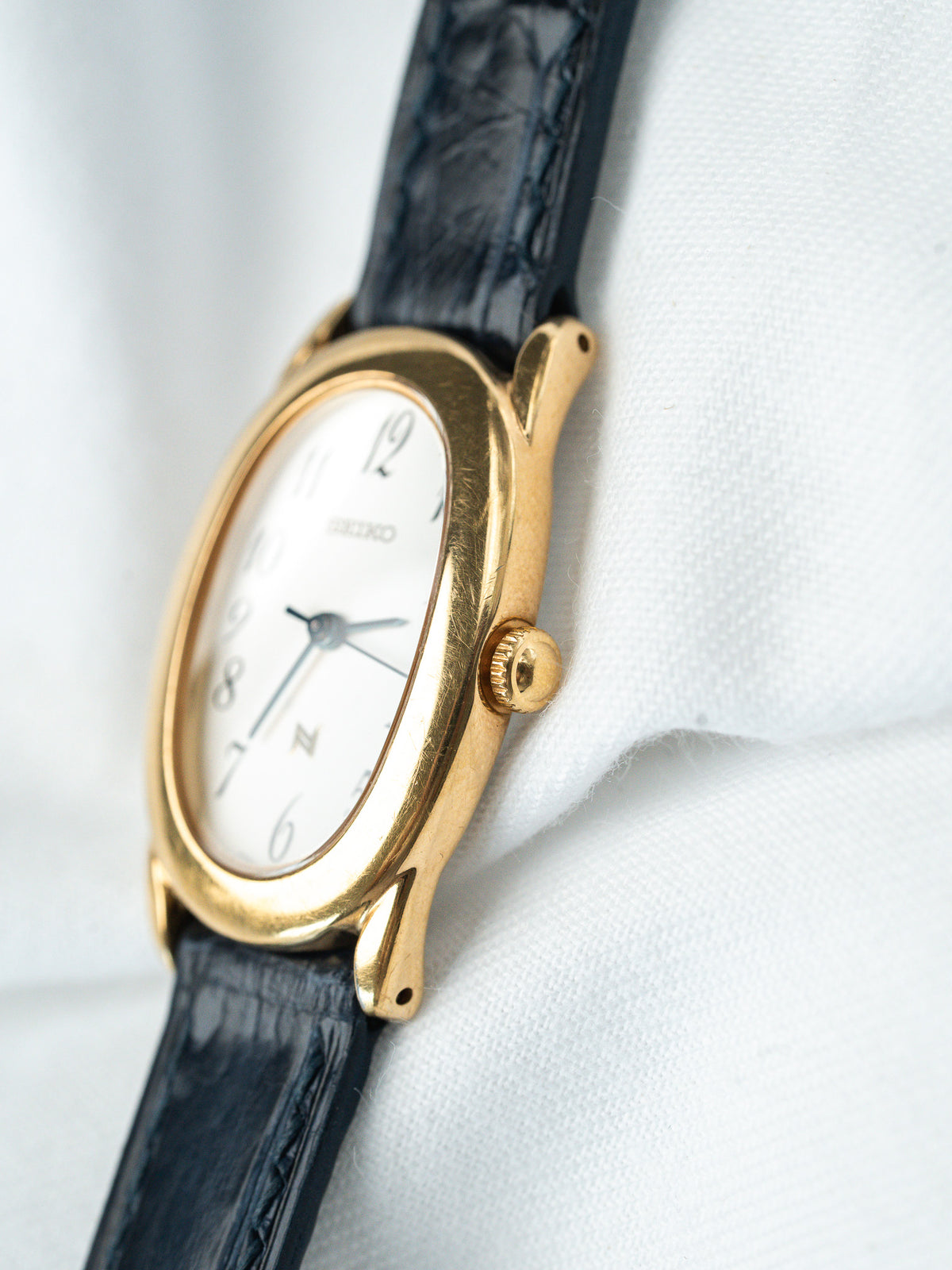 Flancos curvados de la caja, vista inclinada - Reloj Seiko 1F21-5B70 chapado en oro - Atelier Victor