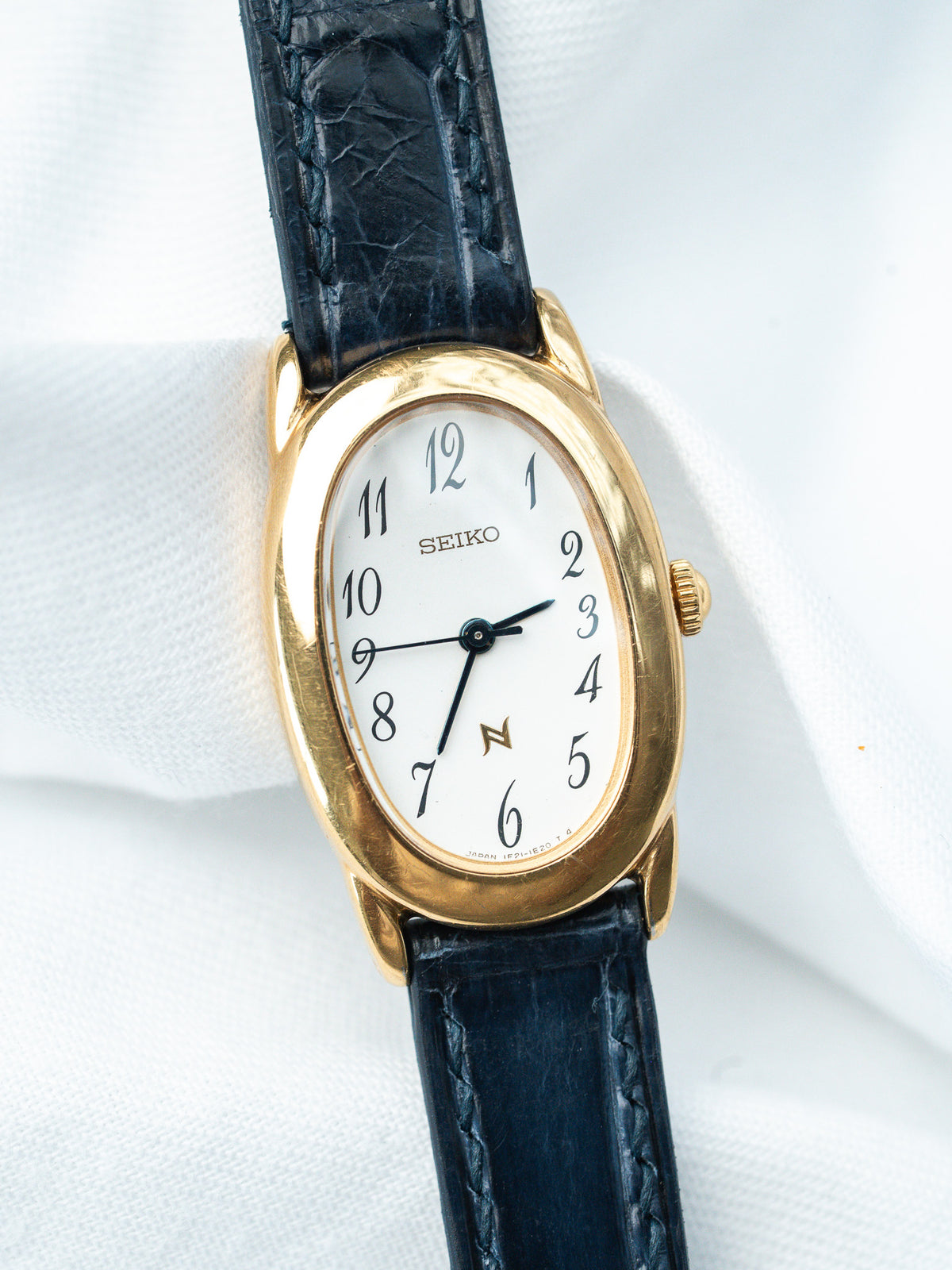 Esfera blanca con cifras arábigas - Reloj Seiko 1F21-5B70 chapado en oro - Atelier Victor