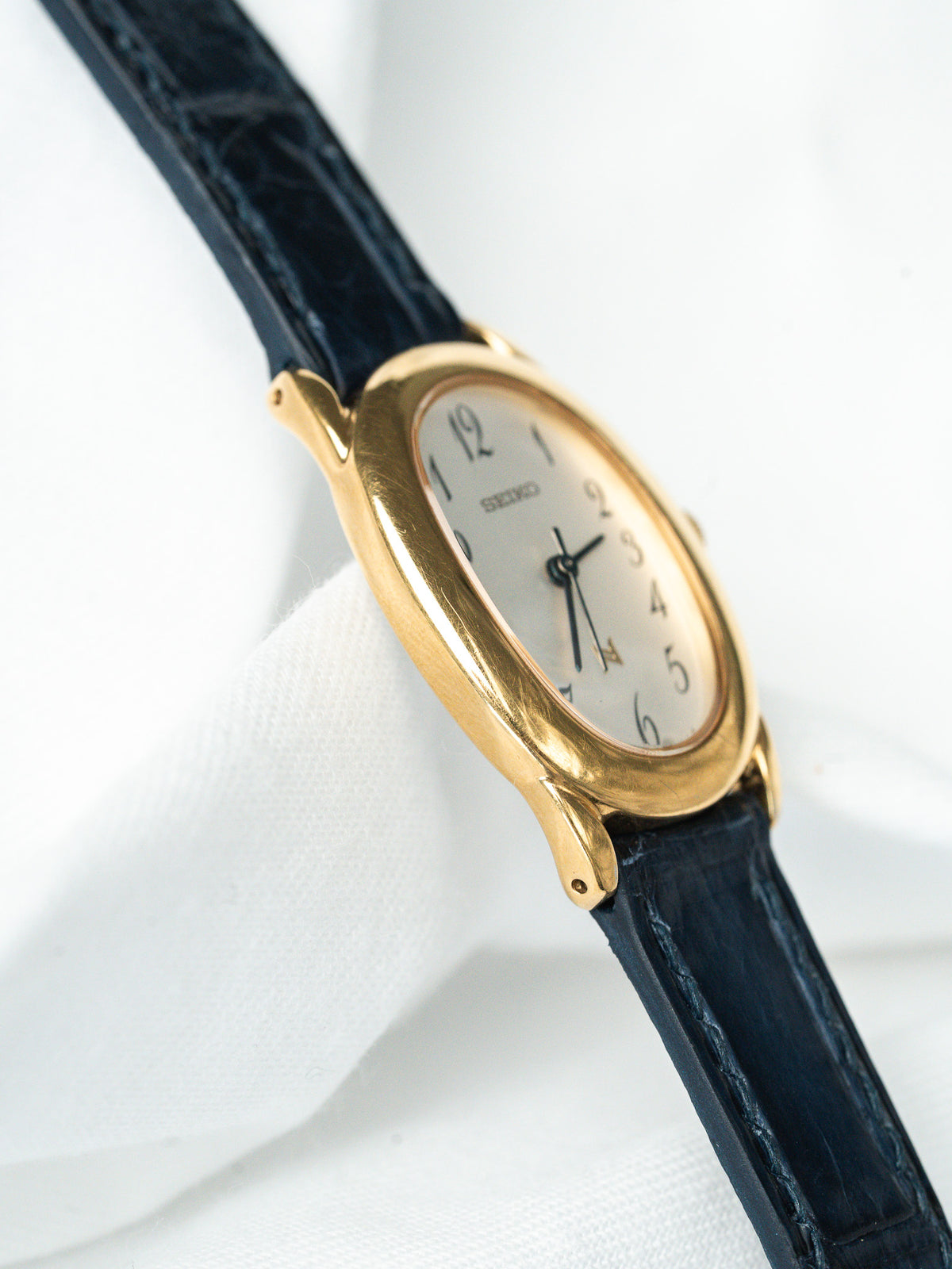 Perfil del lado de la corona estriada - Reloj Seiko 1F21-5B70 chapado en oro - Atelier Victor