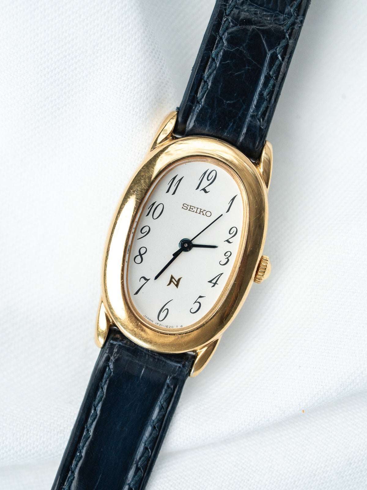 Primer plano de la esfera, agujas azules - Reloj Seiko 1F21-5B70 chapado en oro - Atelier Victor