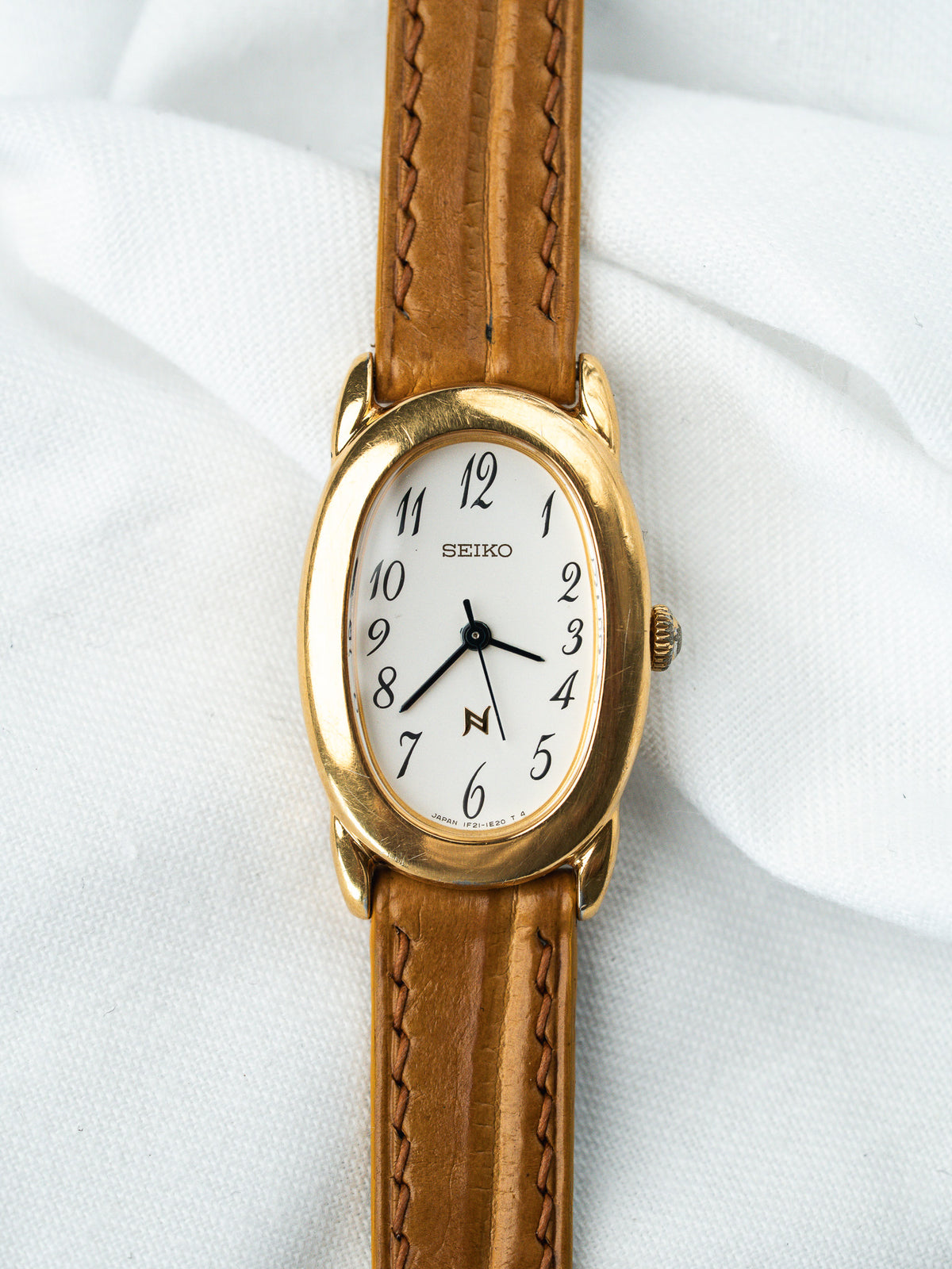 Vista frontale, pelle di coccodrillo color cammello - Orologio Seiko 1F21-5B70 placcato oro - Atelier Victor