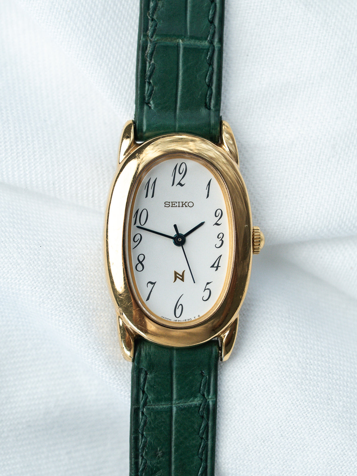Front view, green crocodile leather - Watch Seiko 1F21-5B70 gold-plated - Atelier Victor