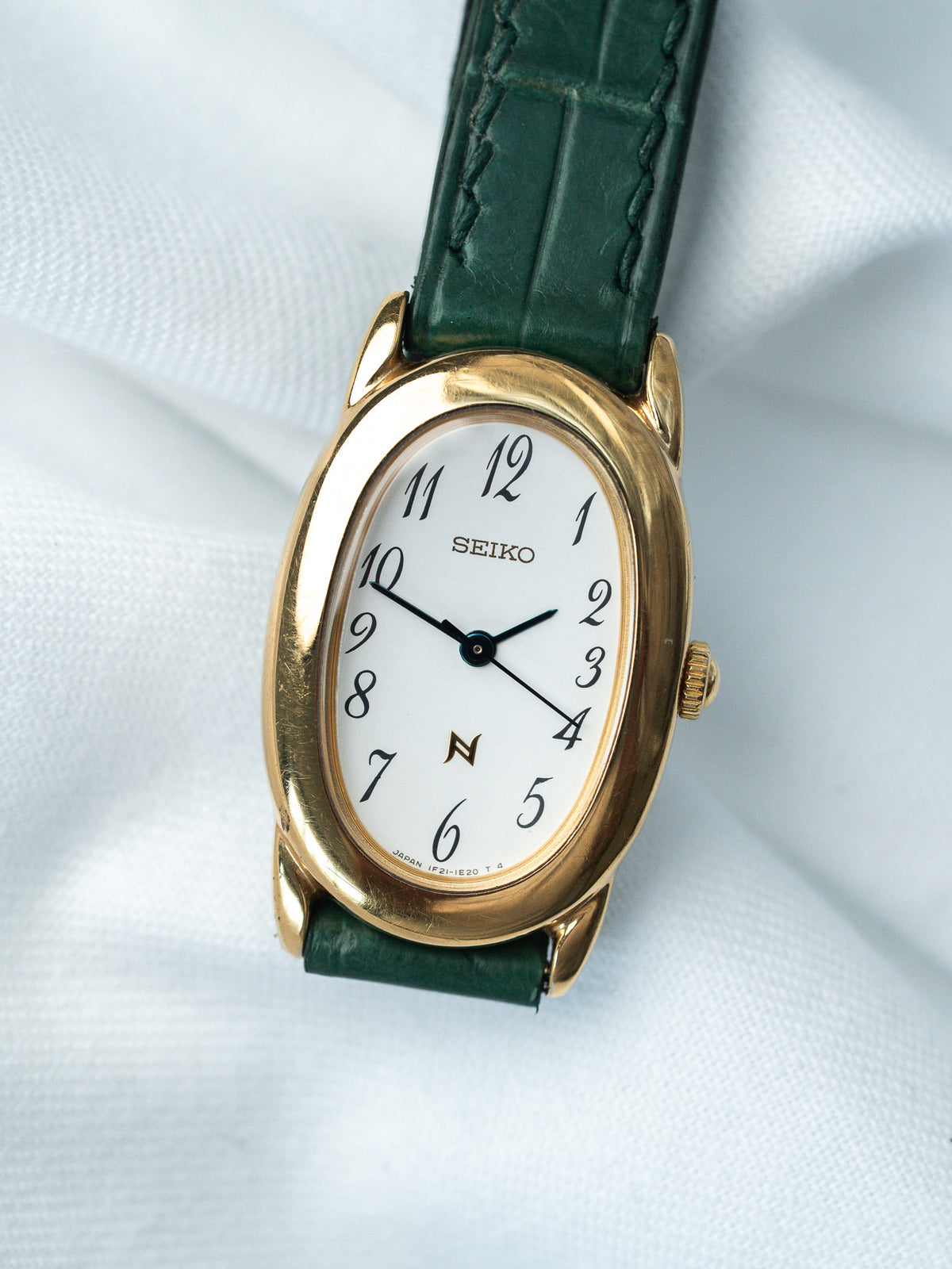 White dial with Arabic numerals - Watch Seiko 1F21-5B70 gold-plated - Atelier Victor