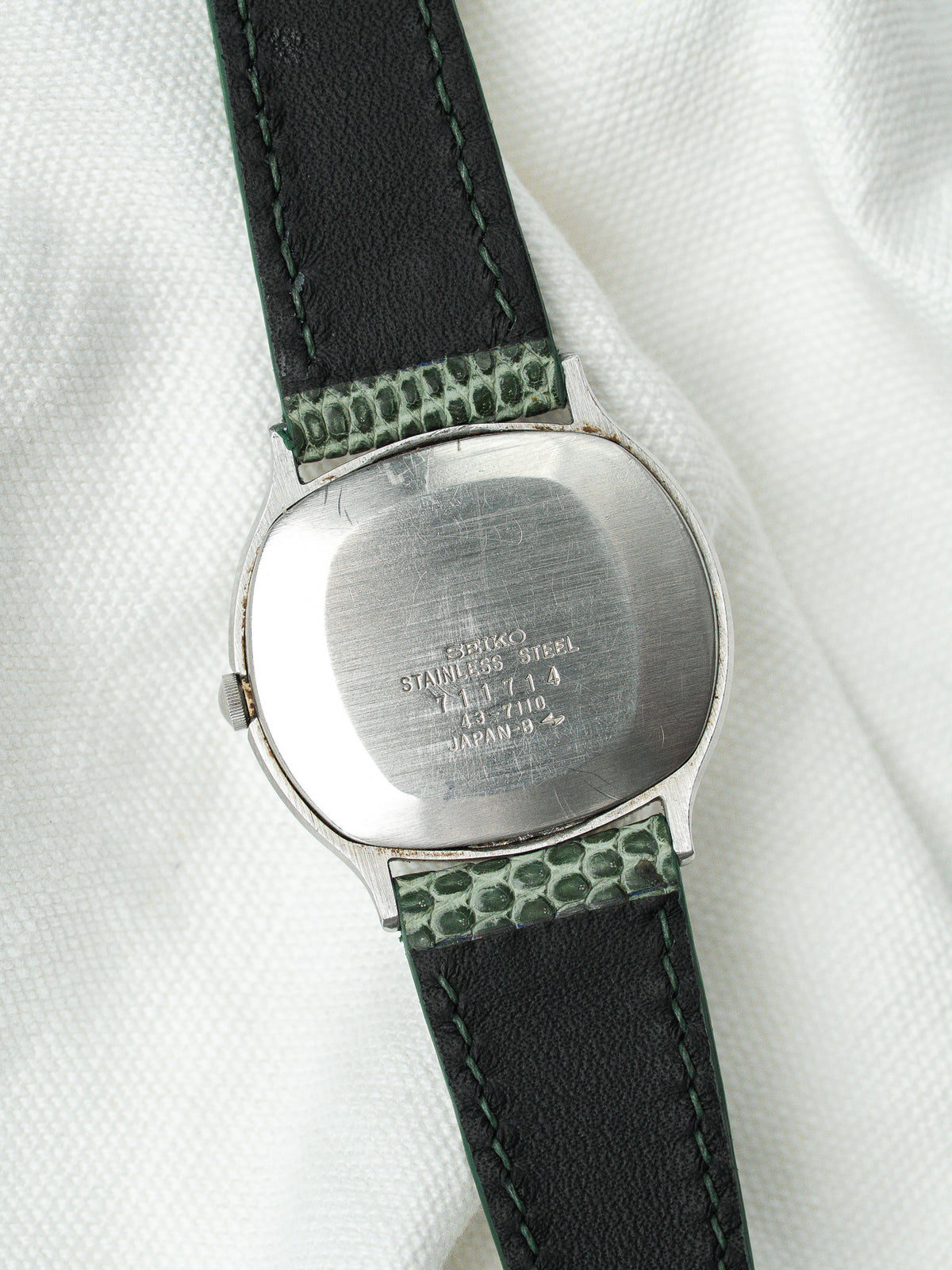Gravierter Stahlgehäuseboden – Vintage Watch Seiko 43-7110 - Atelier Victor