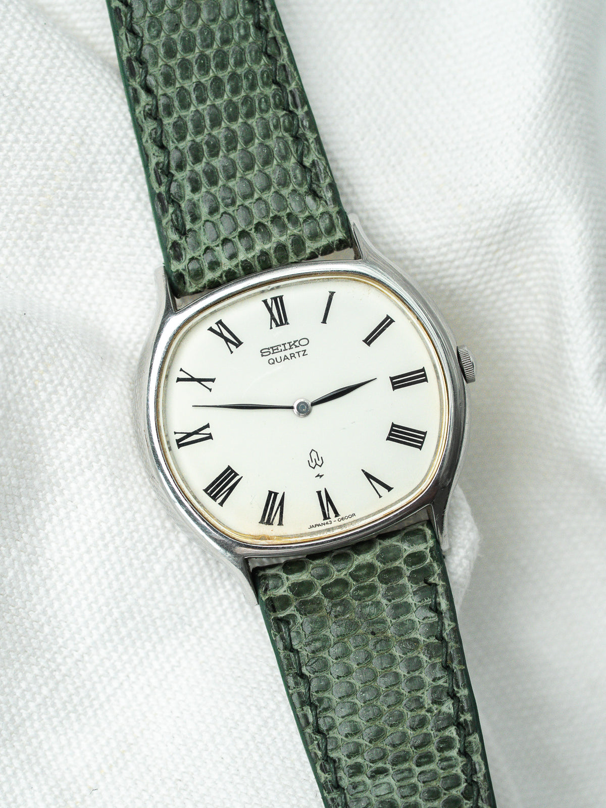Frontalansicht auf grünem Eidechsenleder – Vintage Watch Seiko 43-7110 - Atelier Victor