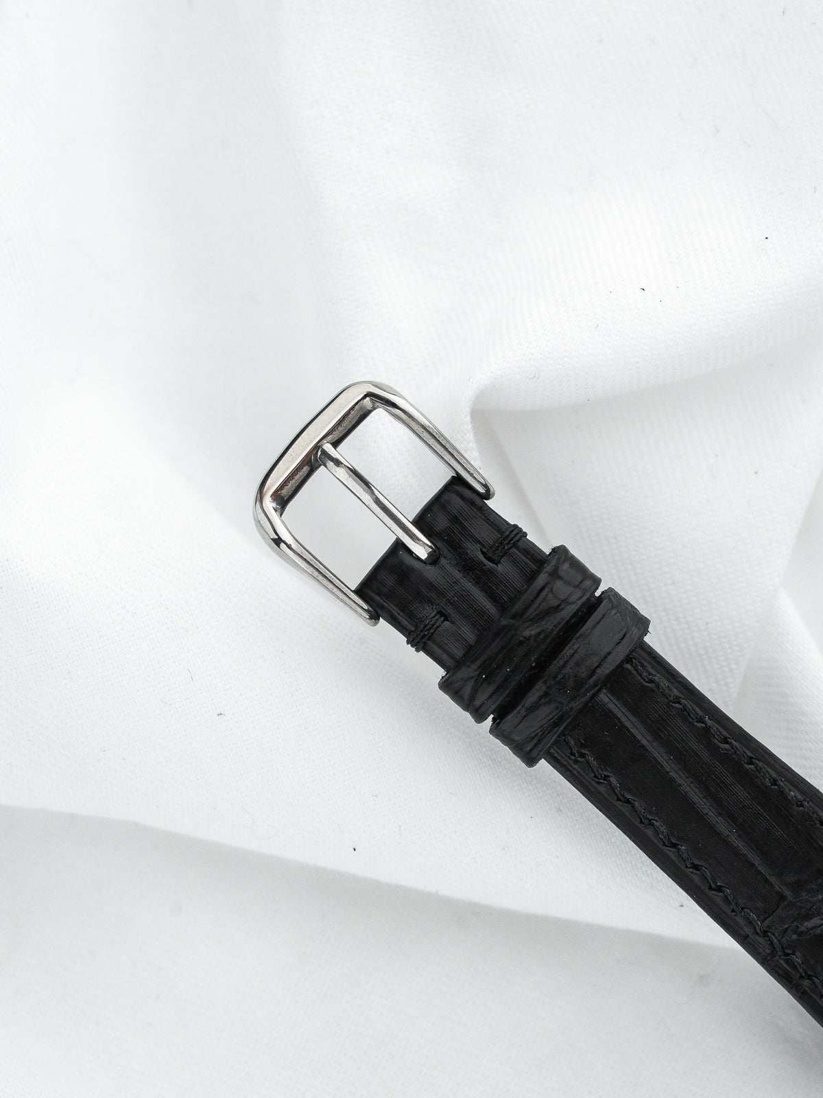 Boucle d'un bracelet de montre en cuir noir avec fermoir en acier argenté