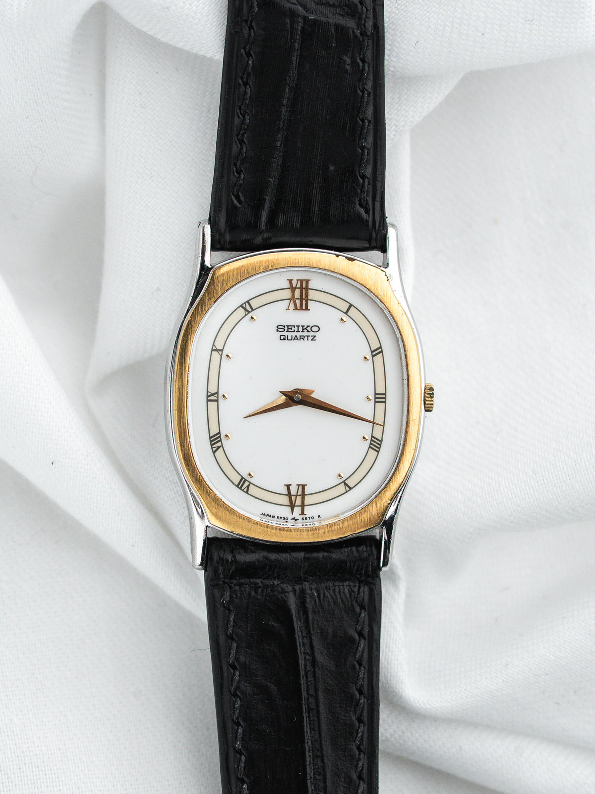 Montre Seiko Quartz vintage, boîtier plaqué or, cadran blanc et bracelet cuir noir