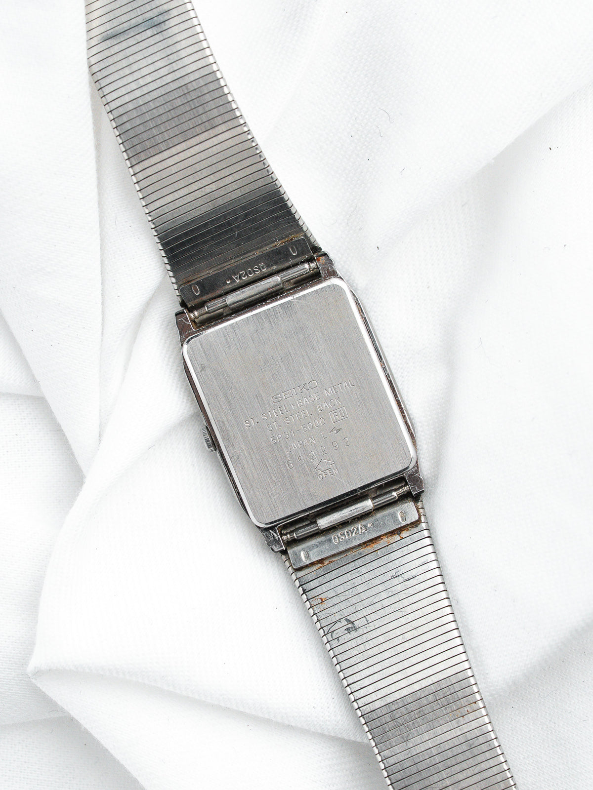 Fondo de caja de acero - Reloj Seiko 5P31-5000 - Atelier Victor