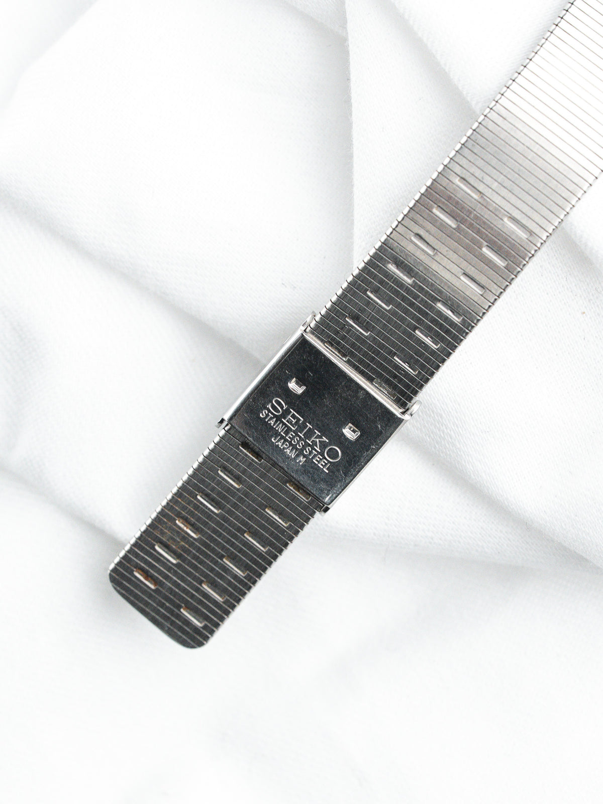 Cierre de acero firmado Seiko - Reloj Seiko 5P31-5000 - Atelier Victor