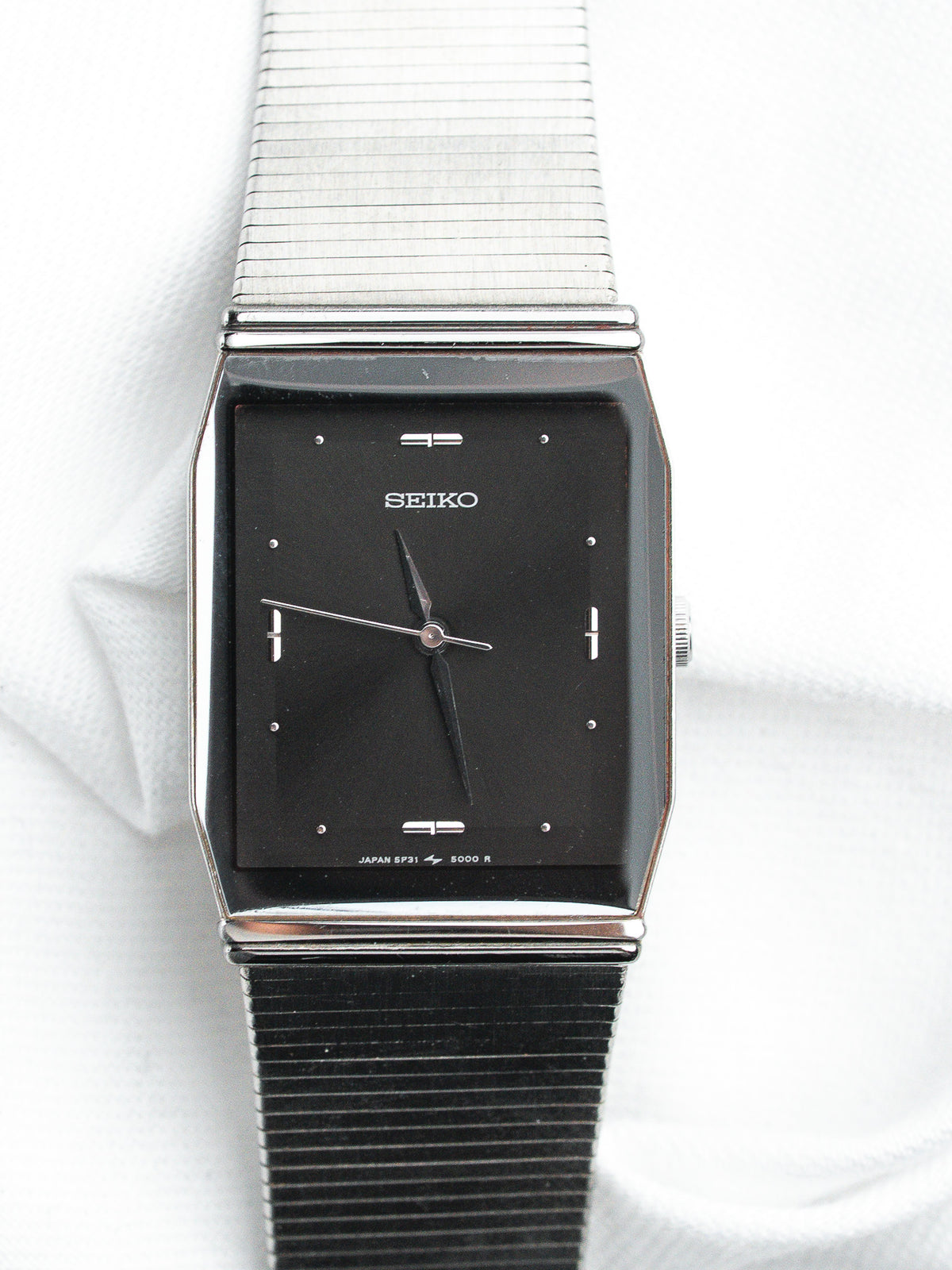 Vista frontal, esfera negra y agujas plateadas - Reloj Seiko 5P31-5000 - Atelier Victor