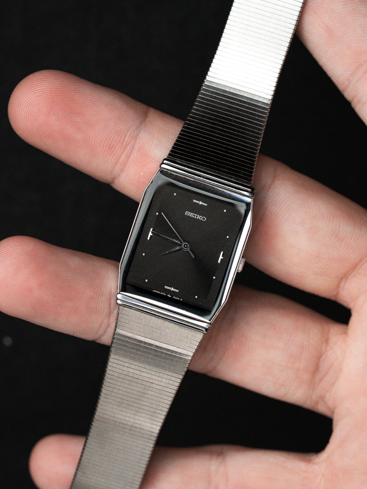 Sostenido en la mano sobre fondo negro - Reloj Seiko 5P31-5000 - Atelier Victor