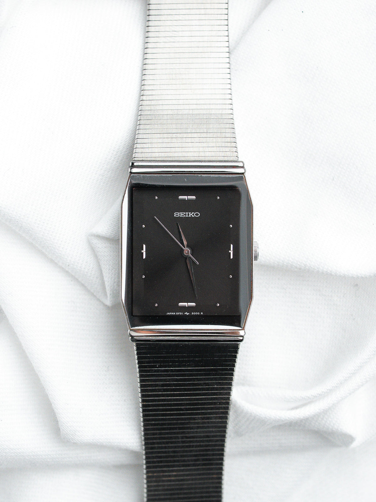 Vista frontal, caja rectangular de acero - Reloj Seiko 5P31-5000 - Atelier Victor