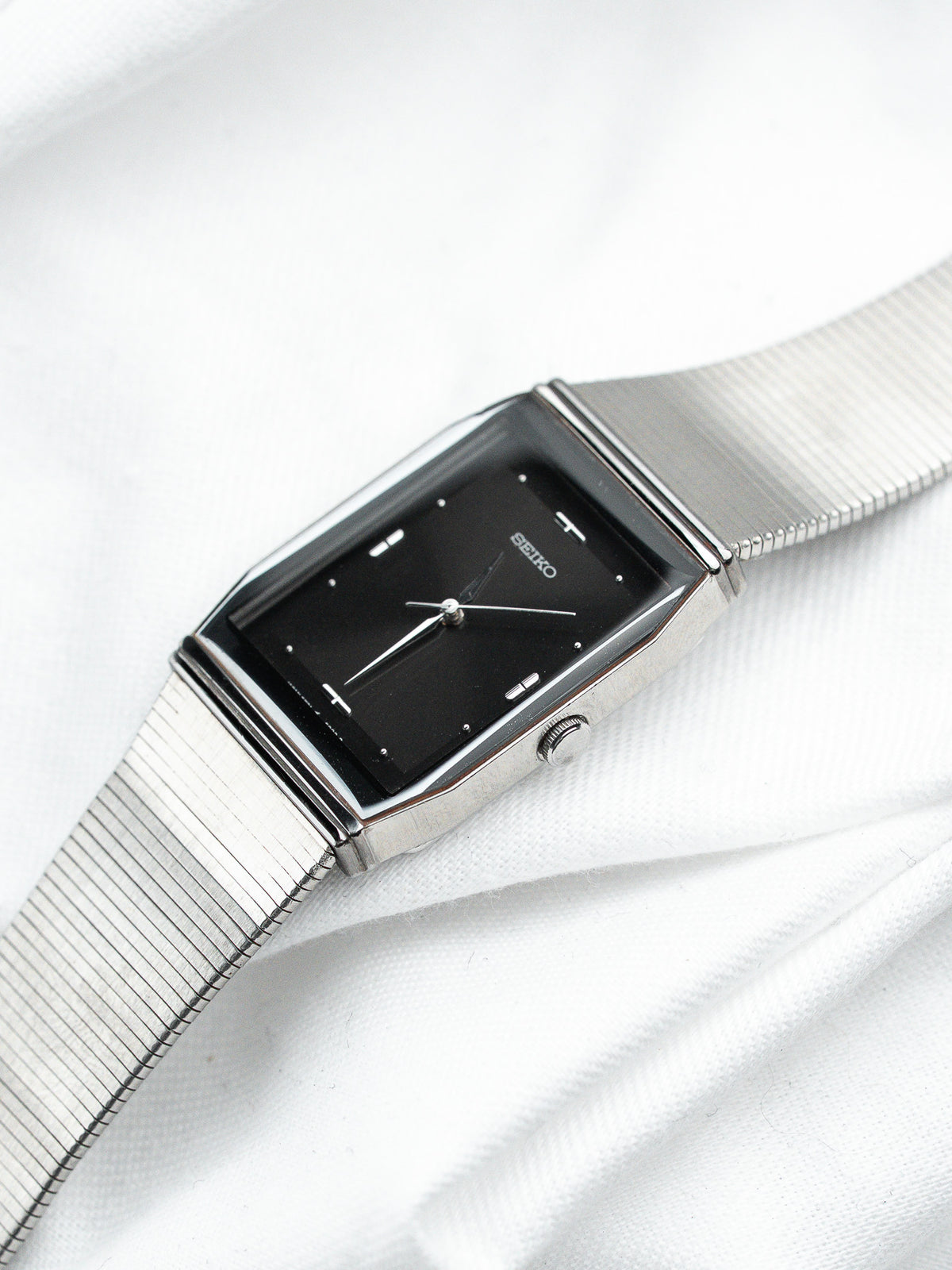 Vista en tres cuartos, esfera negra - Reloj Seiko 5P31-5000 - Atelier Victor