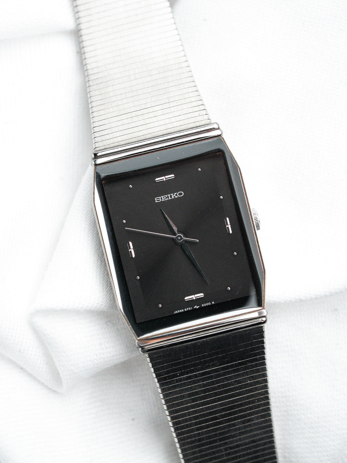 Esfera negra en ligero ángulo - Reloj Seiko 5P31-5000 - Atelier Victor